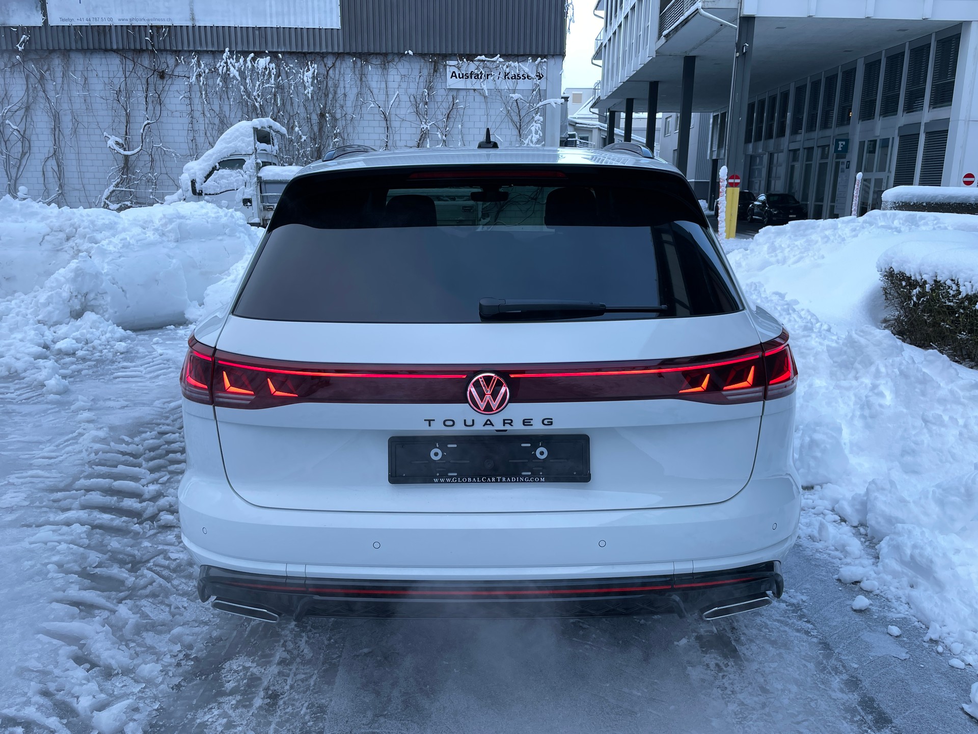 VW Touareg 3.0 TDI R-Line Tiptronic-image-3