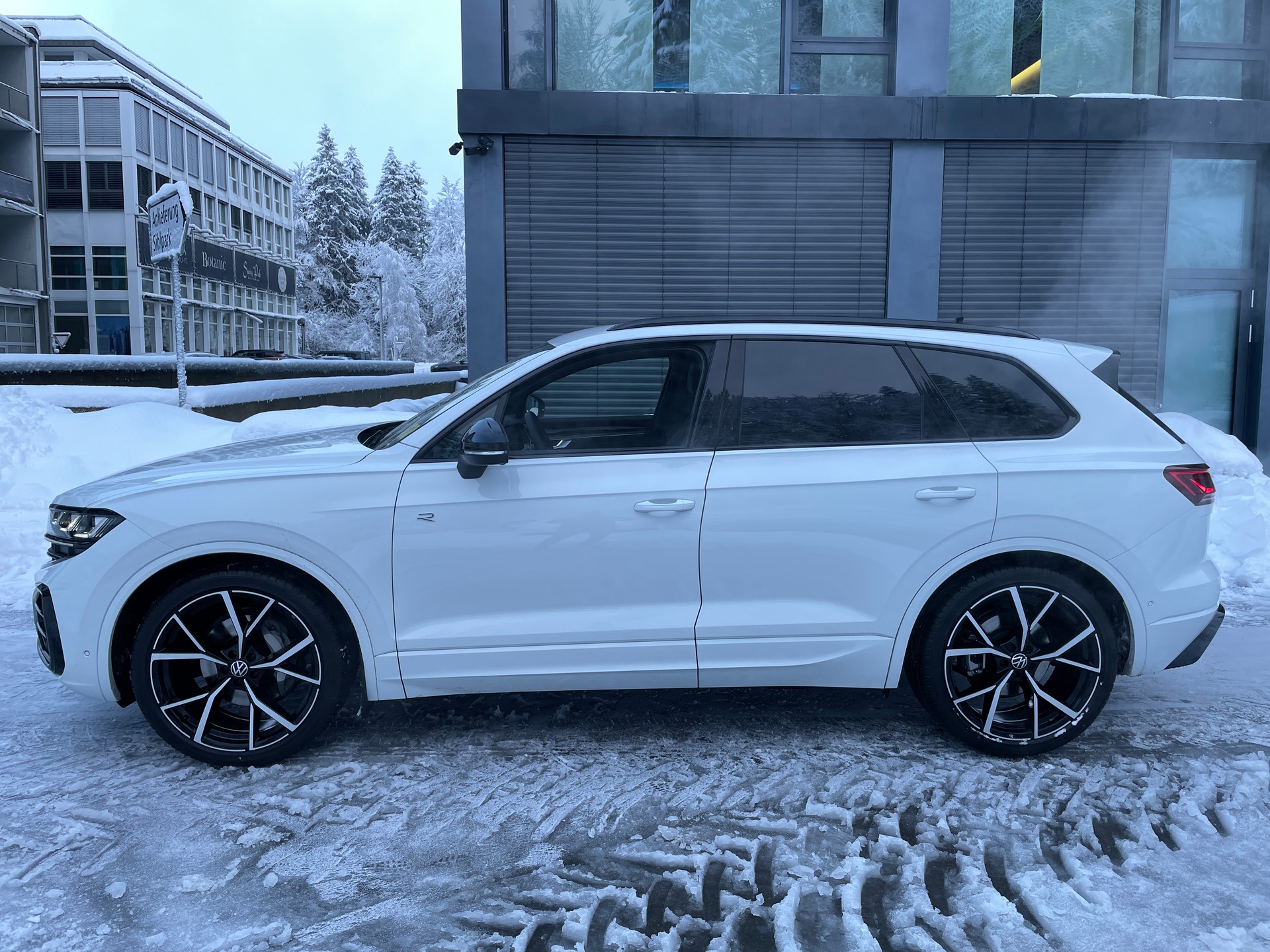 VW Touareg 3.0 TDI R-Line Tiptronic-image-1
