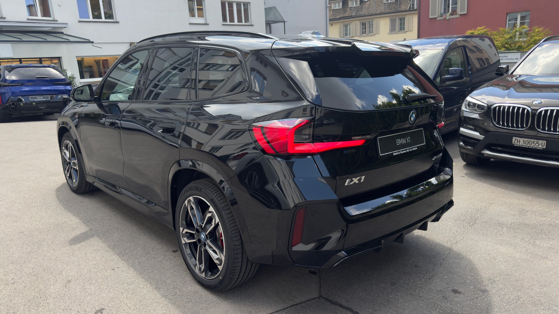 BMW iX1 xDrive 30 M Sport Pro-showroom-element-3