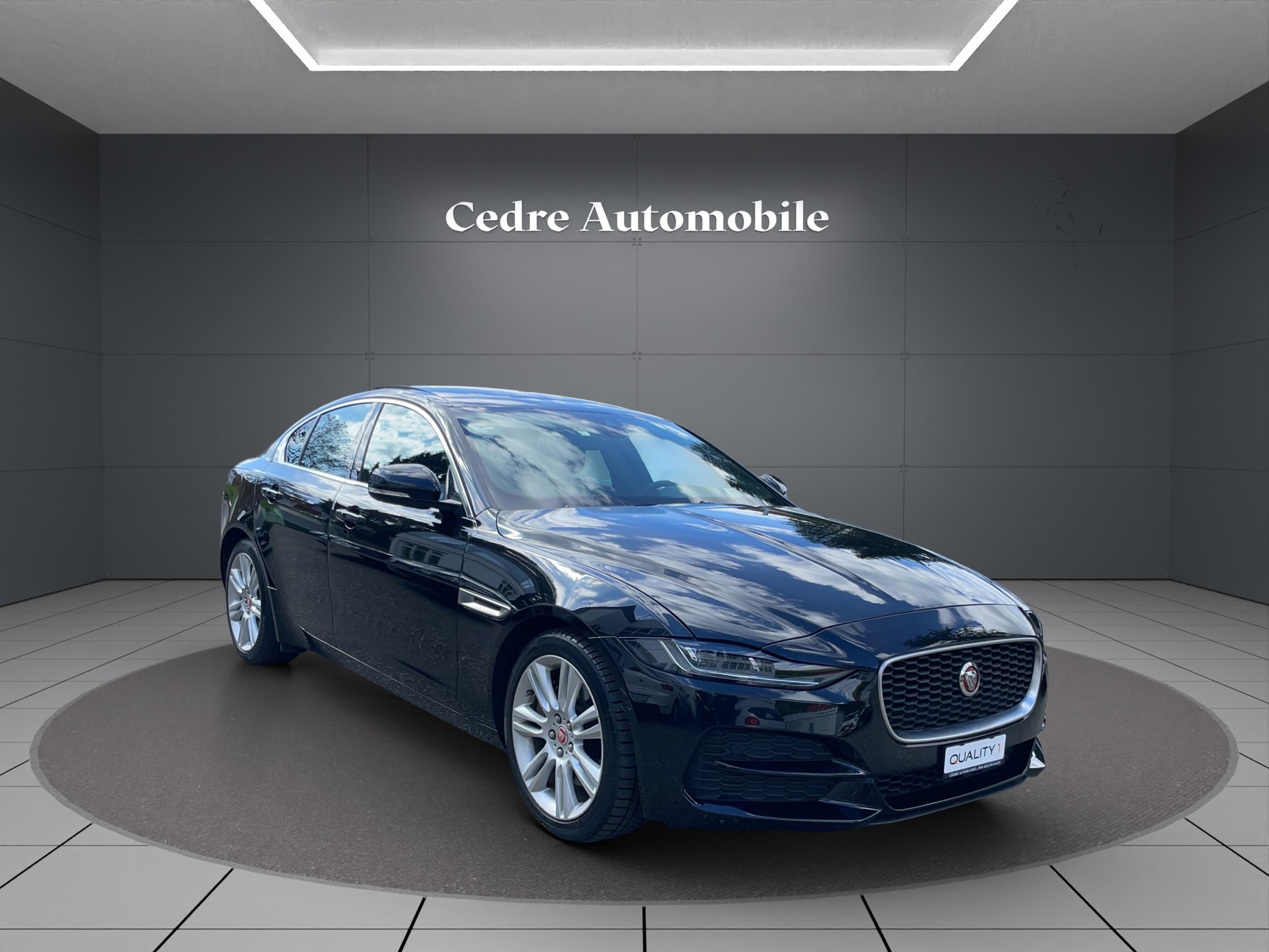 JAGUAR XE 2.0d SE D180 RWD Automat-showroom-element-1