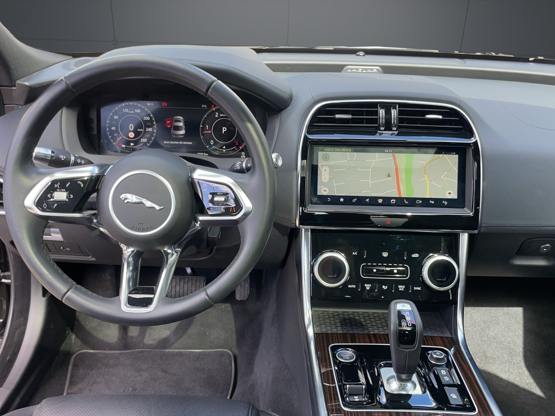 JAGUAR XE 2.0d SE D180 RWD Automat-image-8