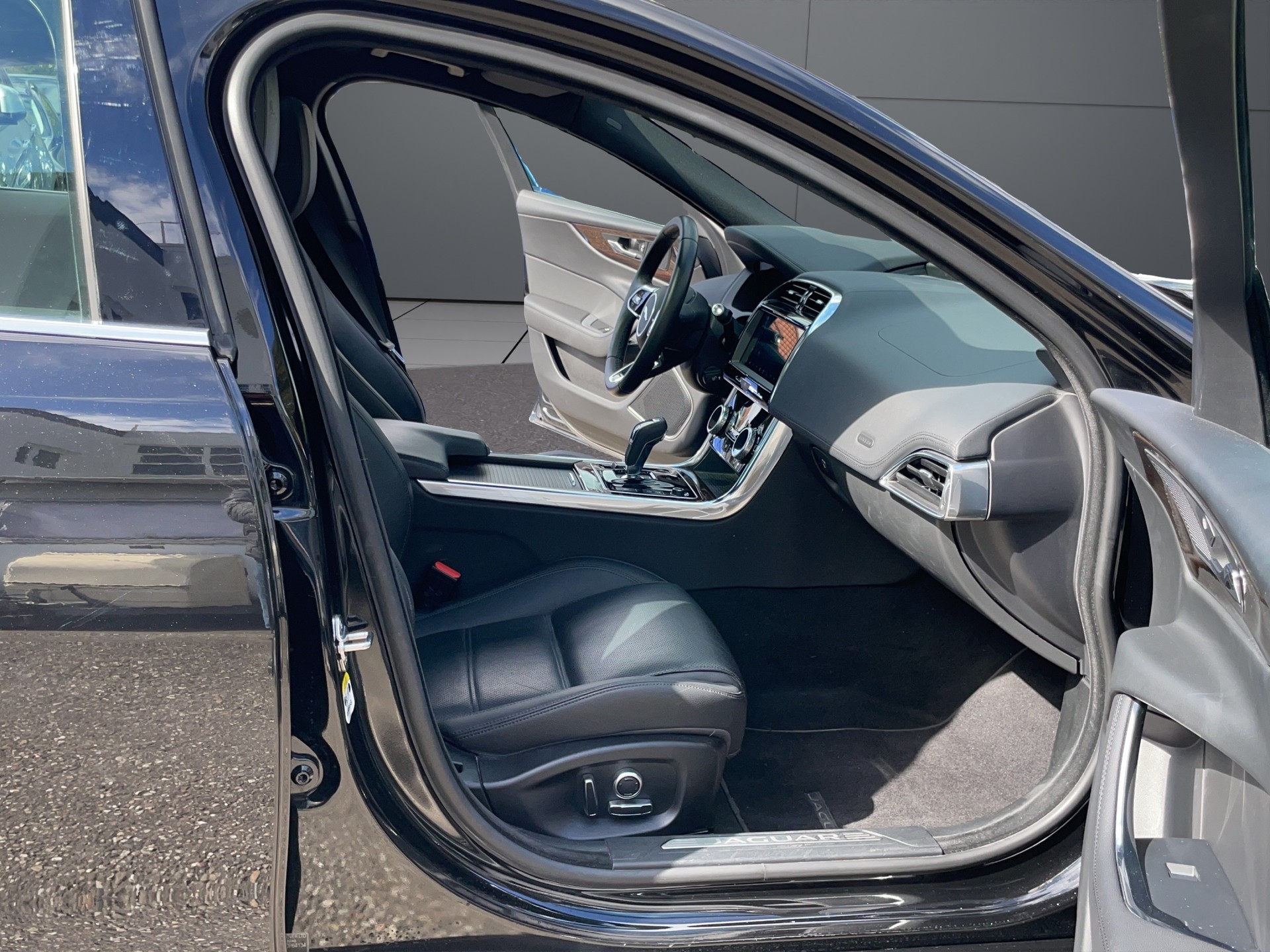 JAGUAR XE 2.0d SE D180 RWD Automat-image-6