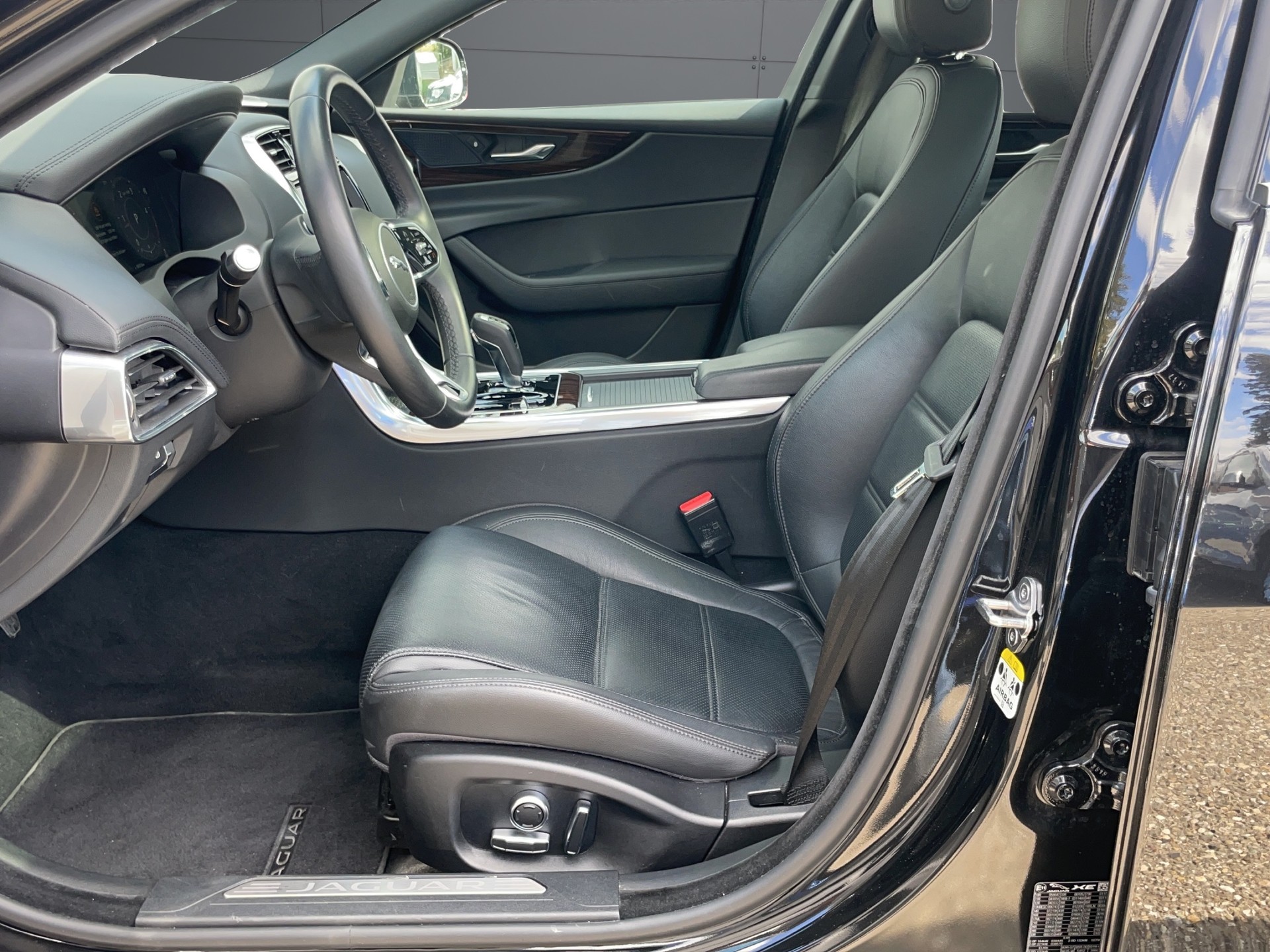 JAGUAR XE 2.0d SE D180 RWD Automat-image-5