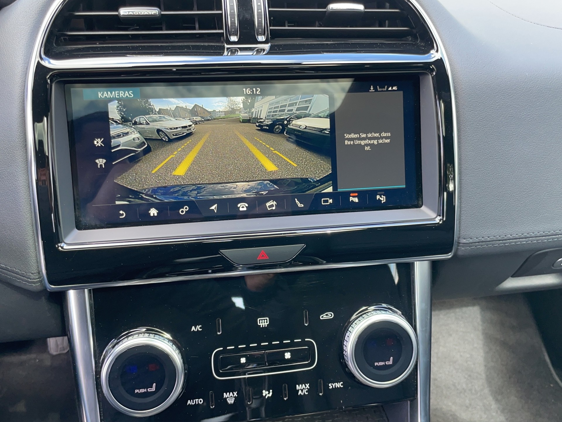 JAGUAR XE 2.0d SE D180 RWD Automat-image-9
