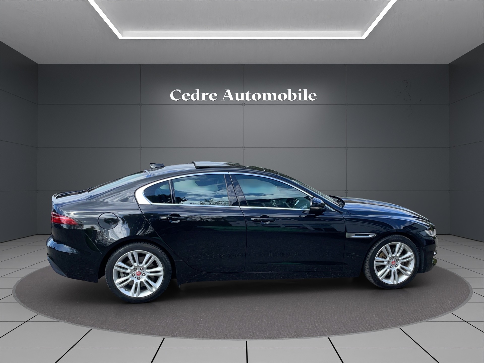 JAGUAR XE 2.0d SE D180 RWD Automat-image-4