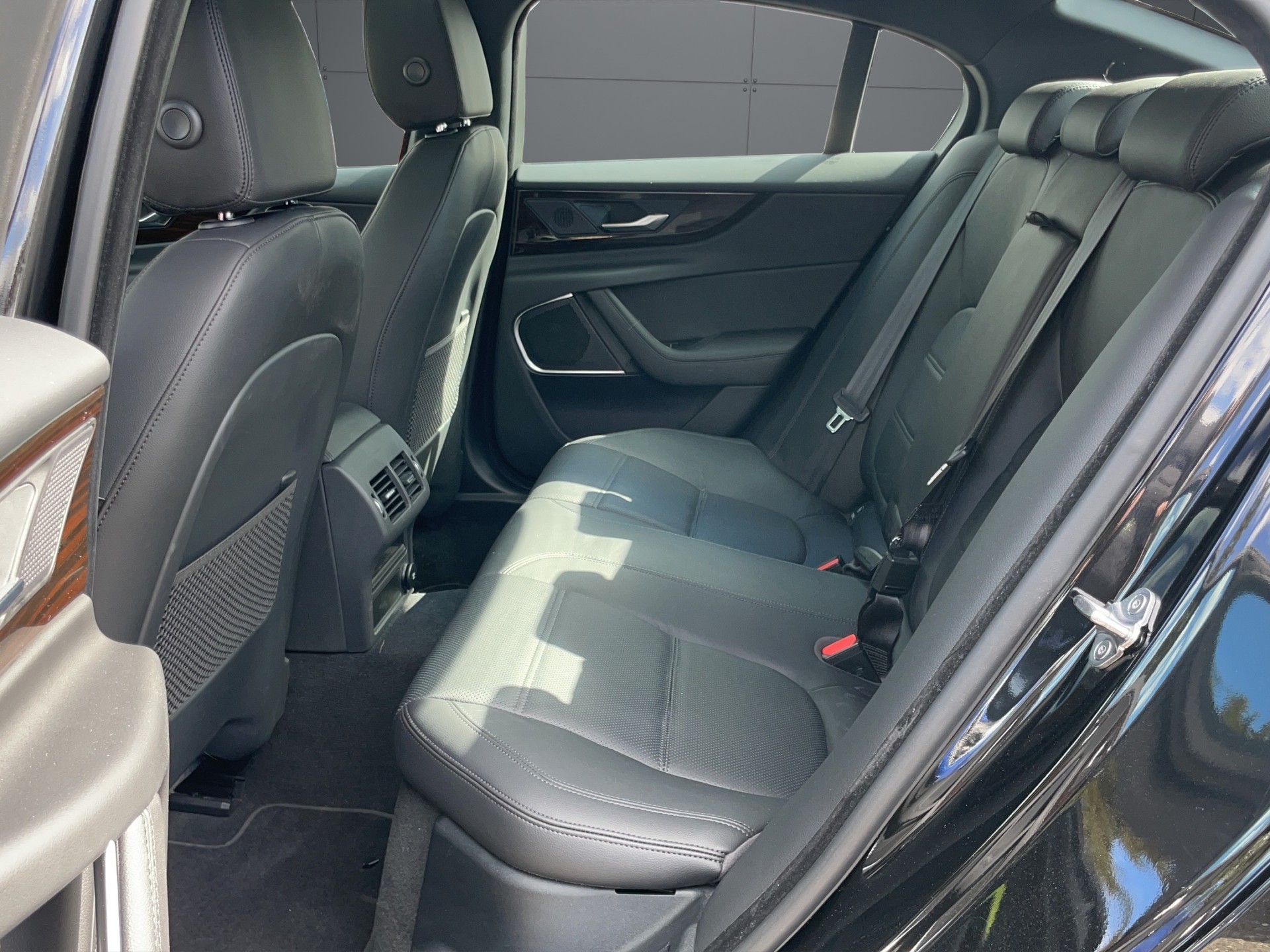 JAGUAR XE 2.0d SE D180 RWD Automat-image-7