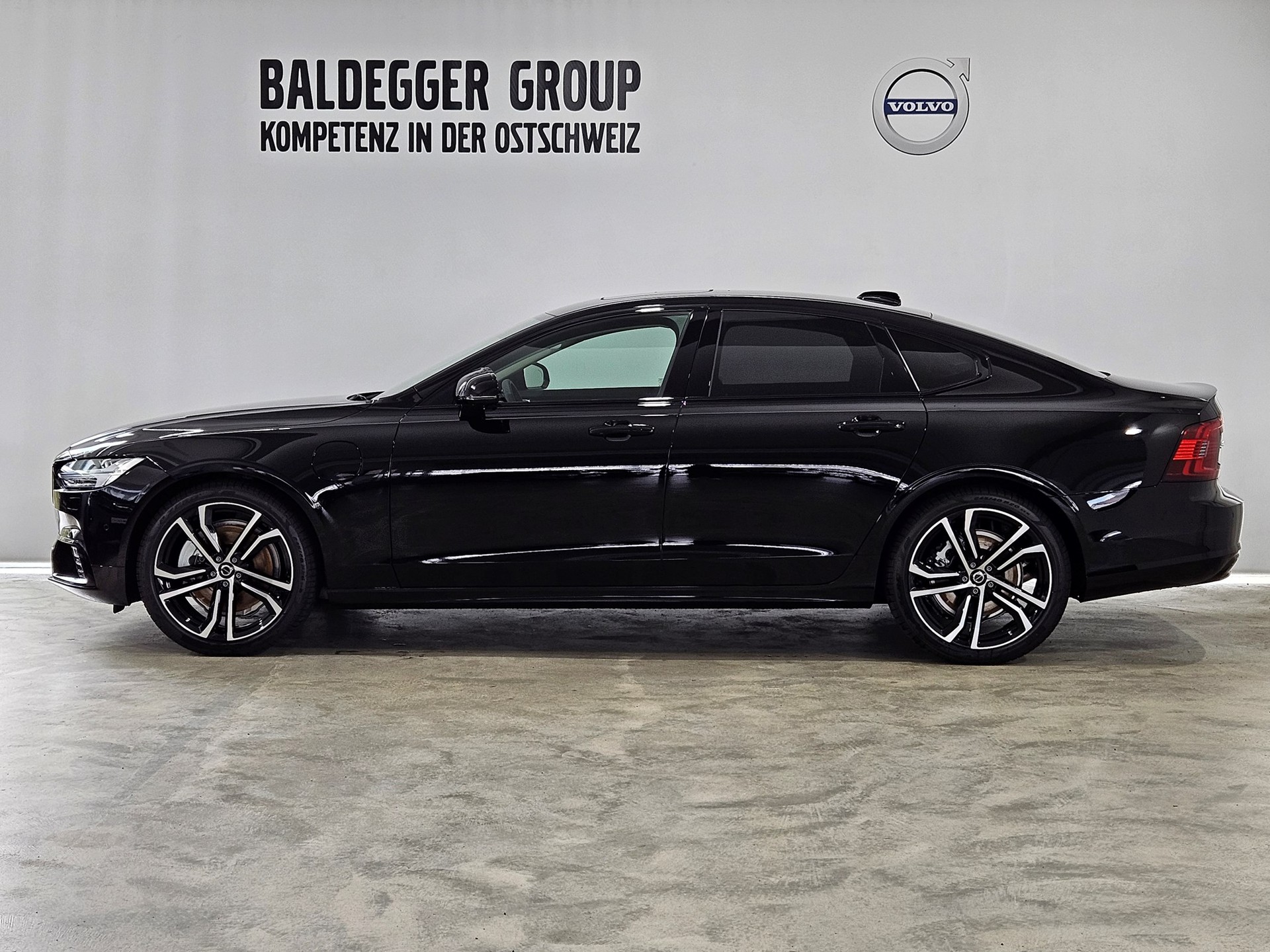 VOLVO S90 2.0 T8 TE Ultimate Dark eA-showroom-element-1