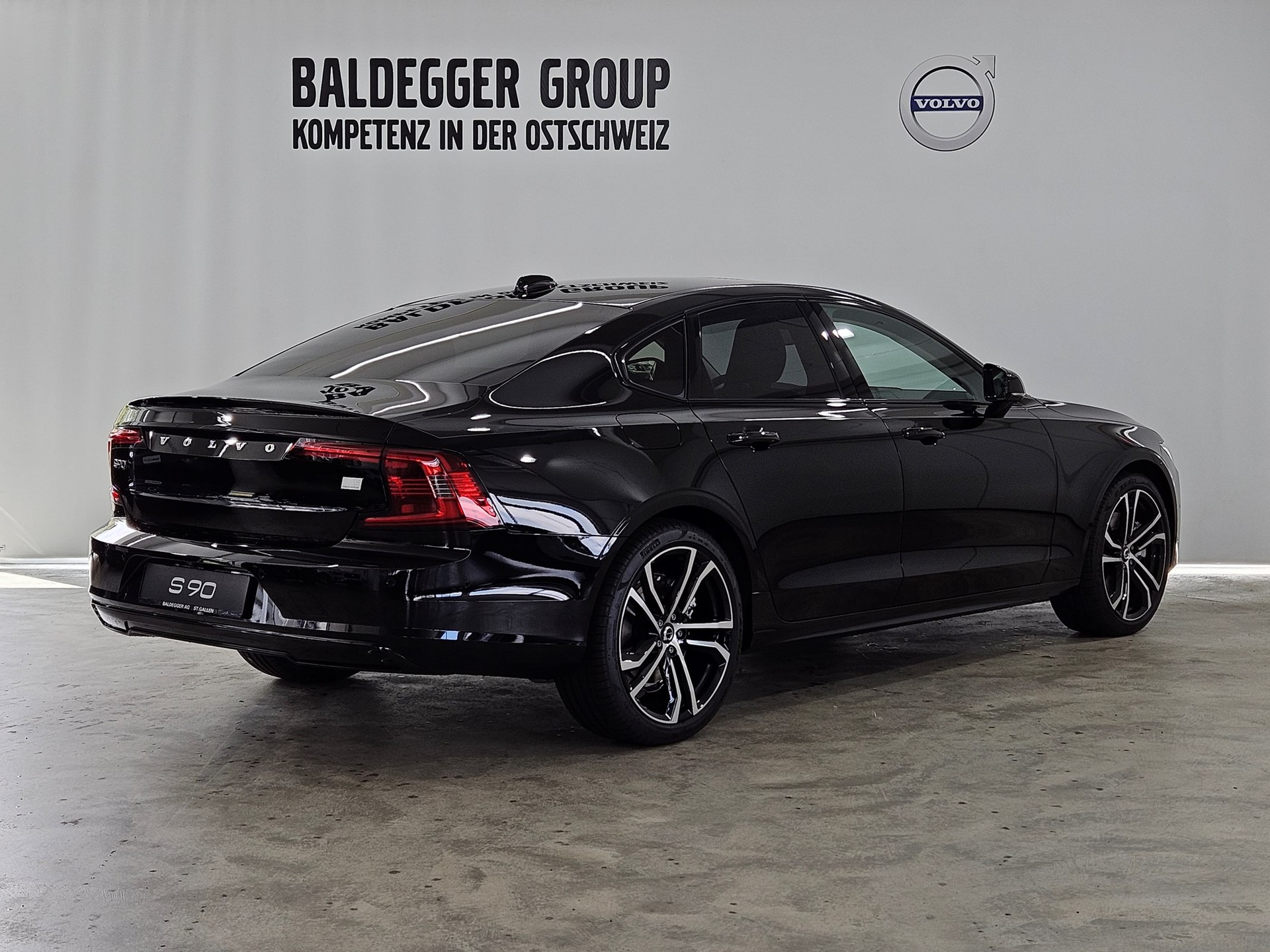 VOLVO S90 2.0 T8 TE Ultimate Dark eA-showroom-element-2