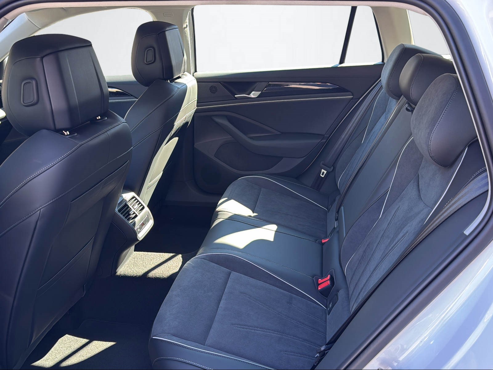 VW Passat Variant 2.0 TDI Business DSG 4motion-image-12