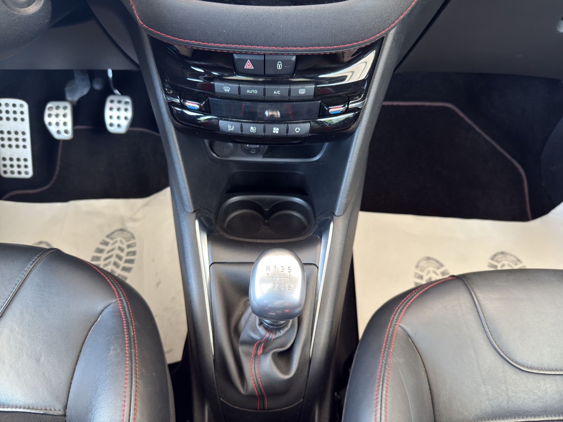 PEUGEOT 208 1.6 Turbo GTi Sport-image-10