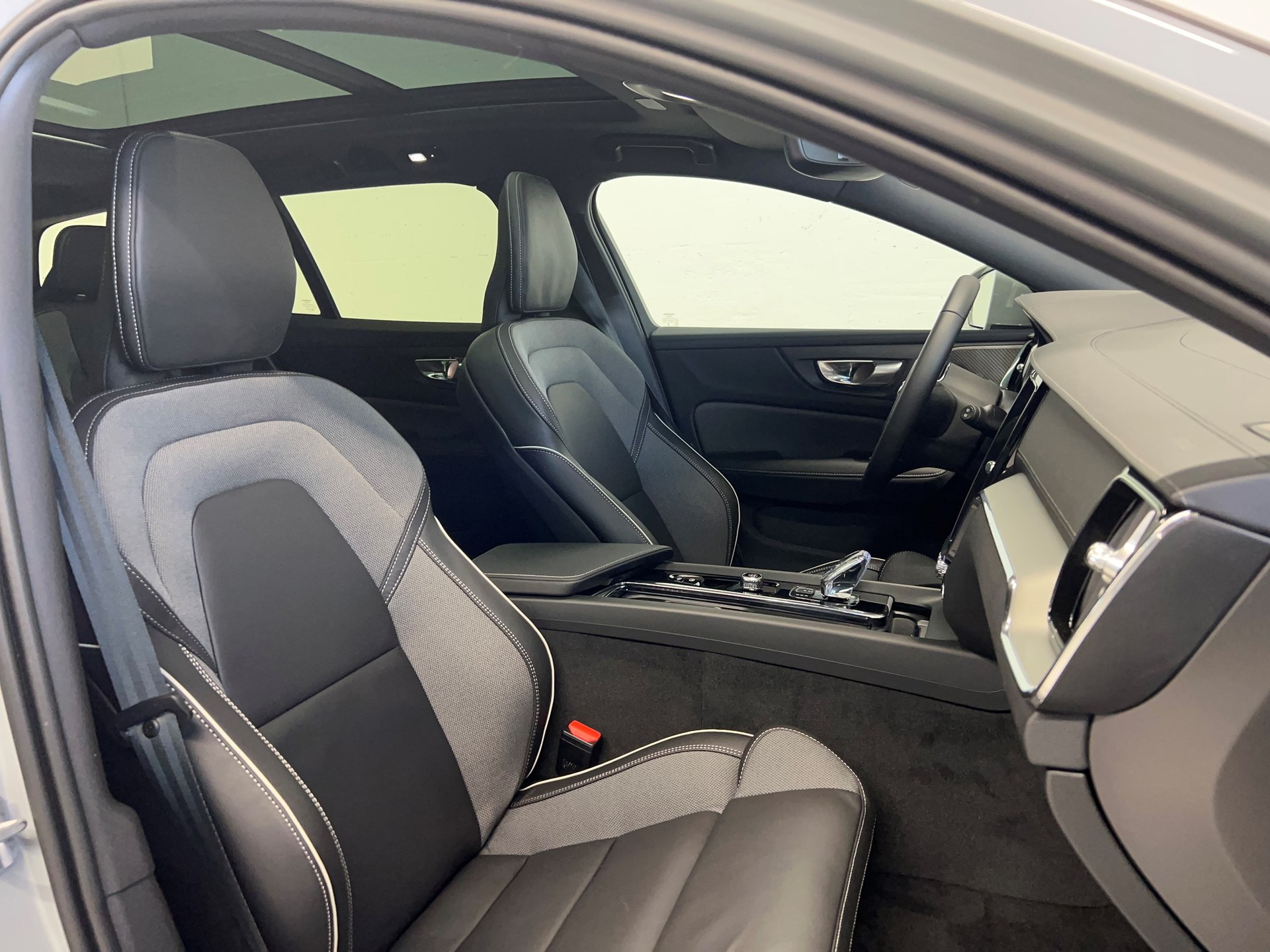 VOLVO V60 Cross Country 2.0 B4 Ultimate AWD-image-12