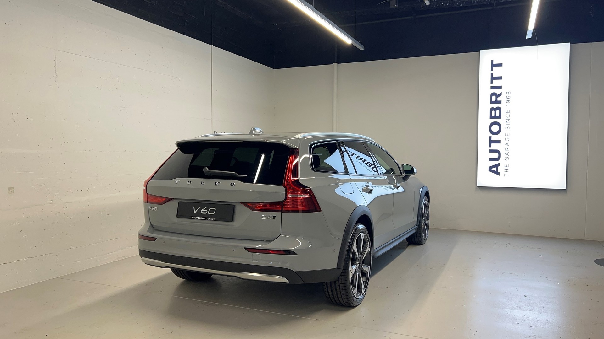 VOLVO V60 Cross Country 2.0 B4 Ultimate AWD-image-4