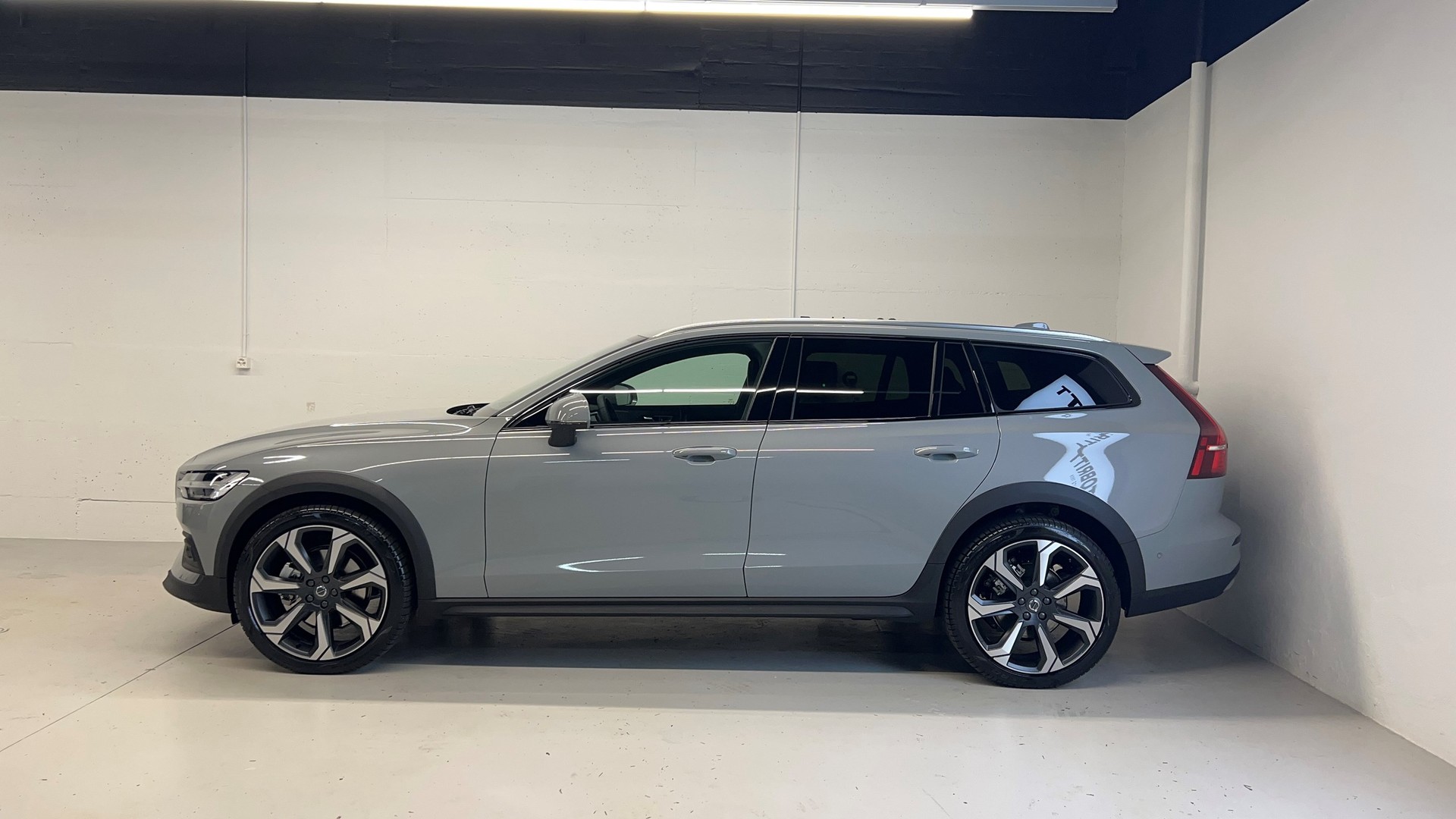 VOLVO V60 Cross Country 2.0 B4 Ultimate AWD-image-5