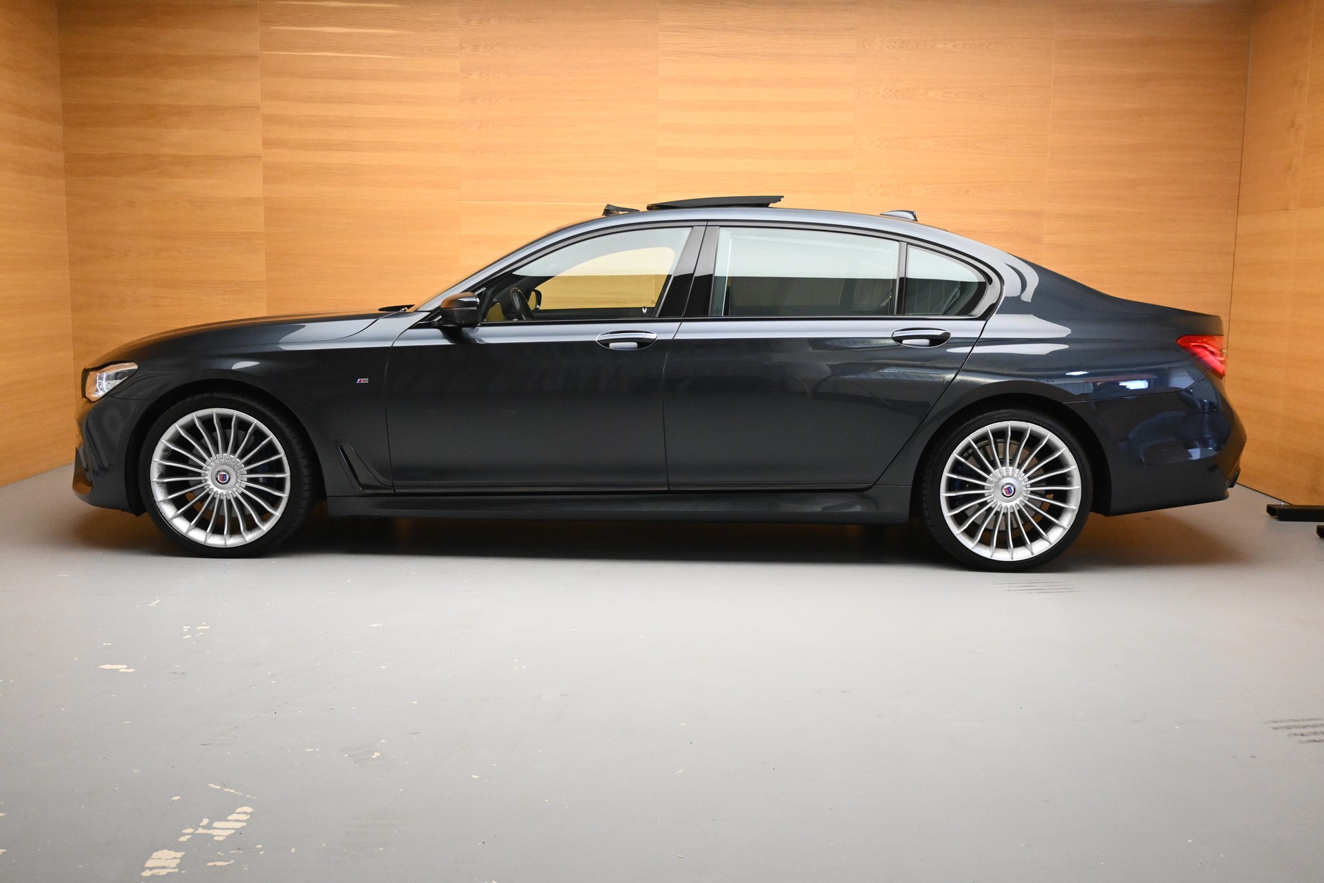 BMW 750Ld xDrive Steptronic-showroom-element-2