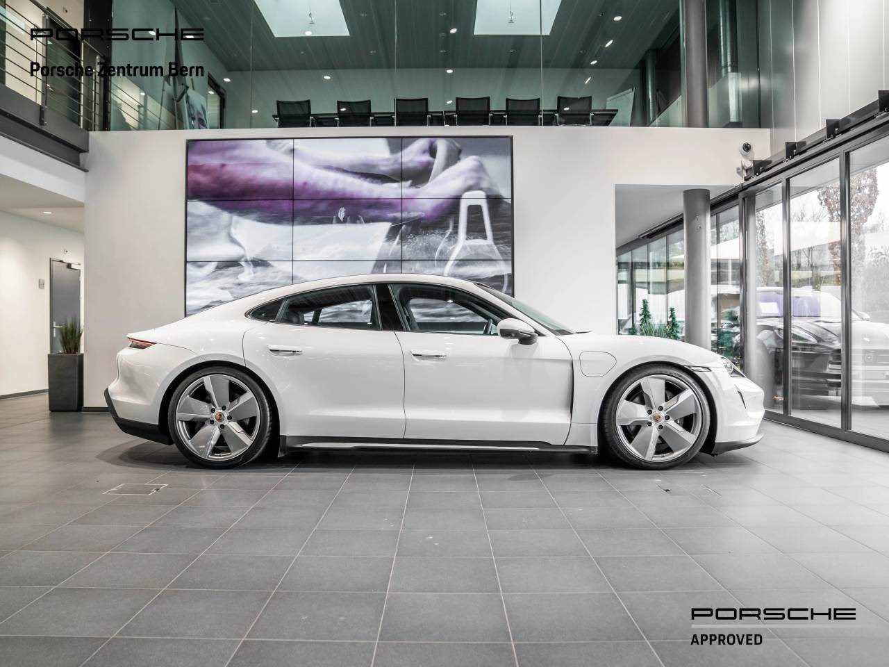 PORSCHE TAYCAN-showroom-element-1