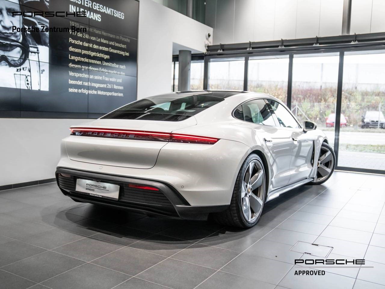 PORSCHE TAYCAN-showroom-element-2