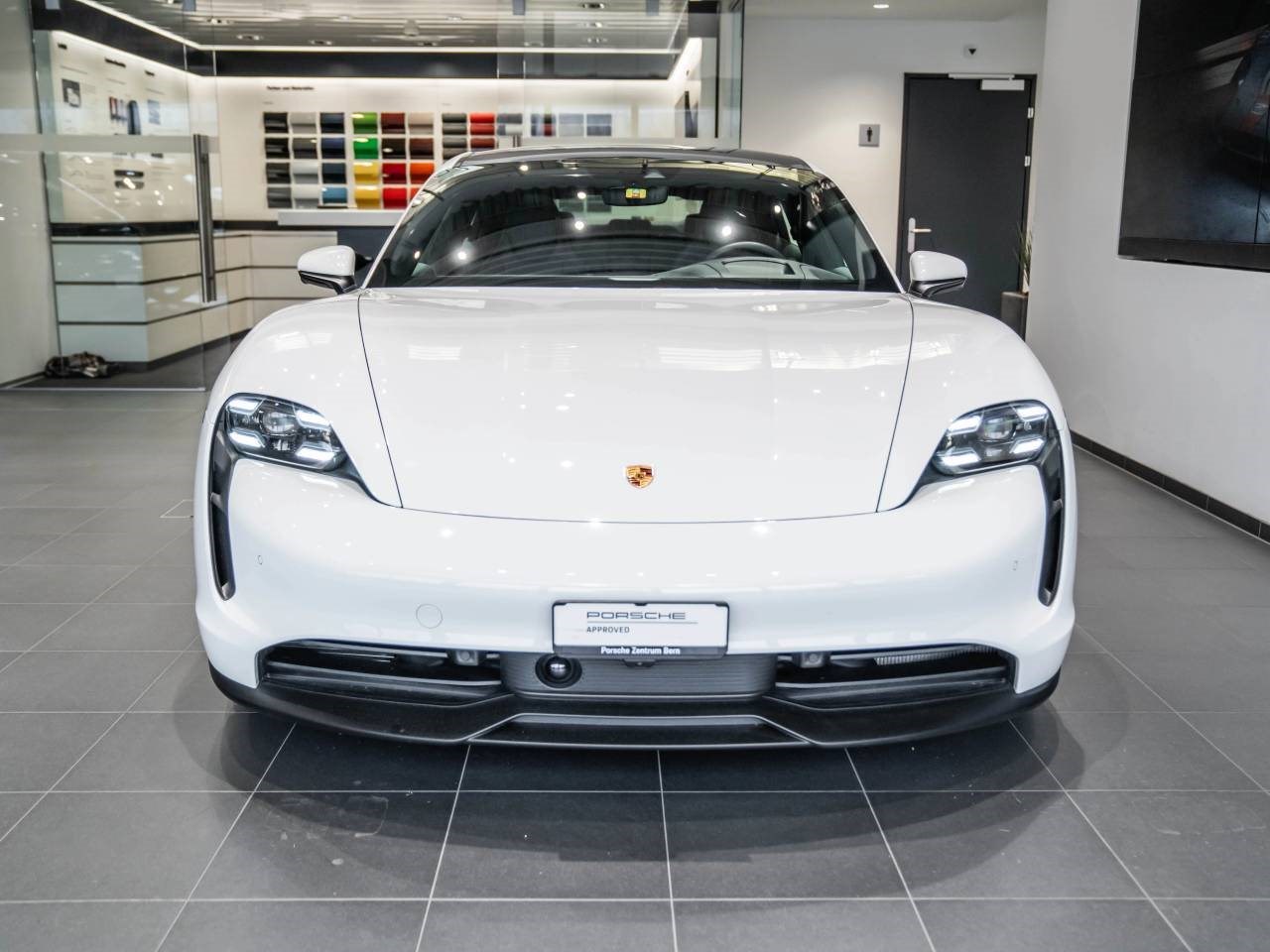 PORSCHE TAYCAN-showroom-element-3