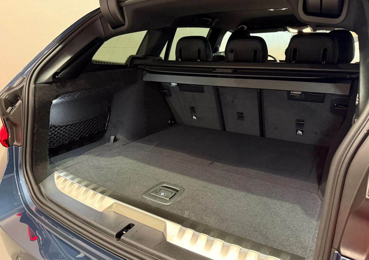 BMW 330e x DriveTouring Steptronic M Sport-showroom-element-1