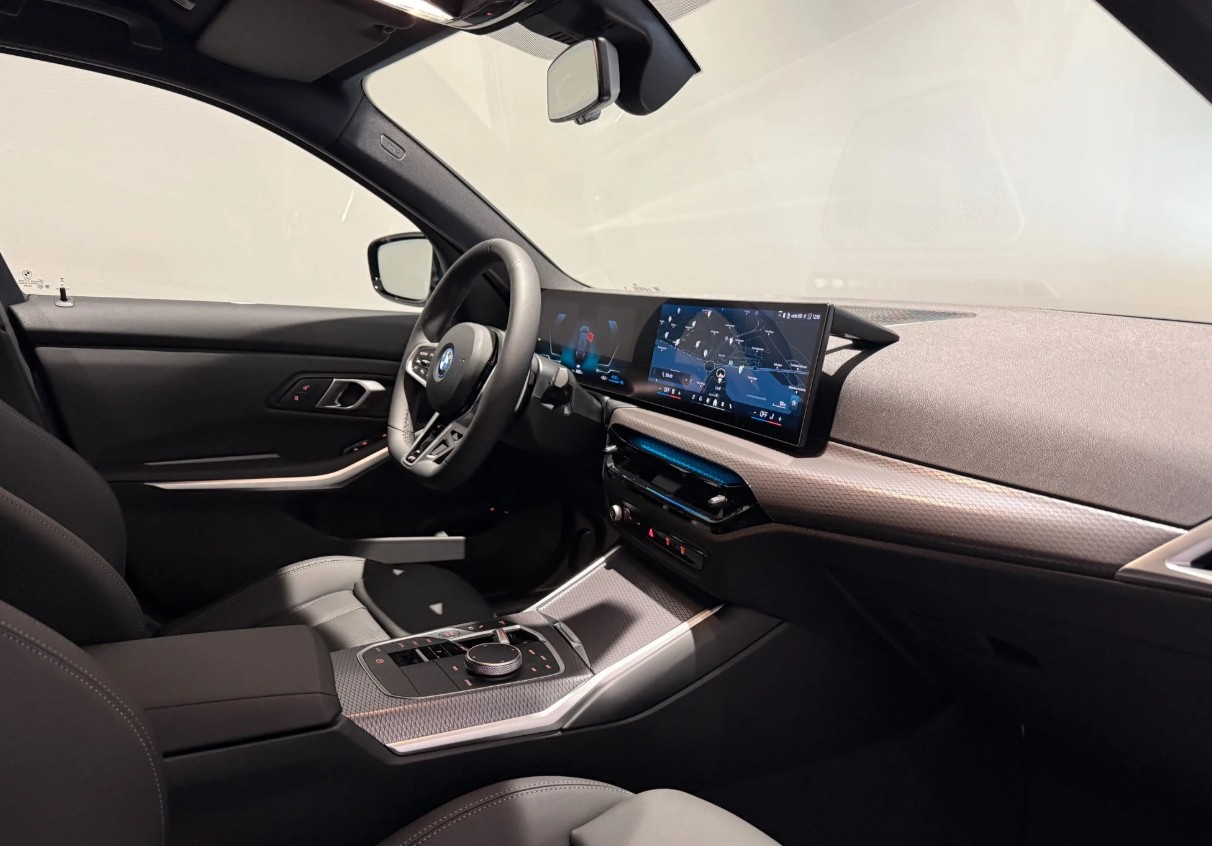BMW 330e x DriveTouring Steptronic M Sport-showroom-element-3