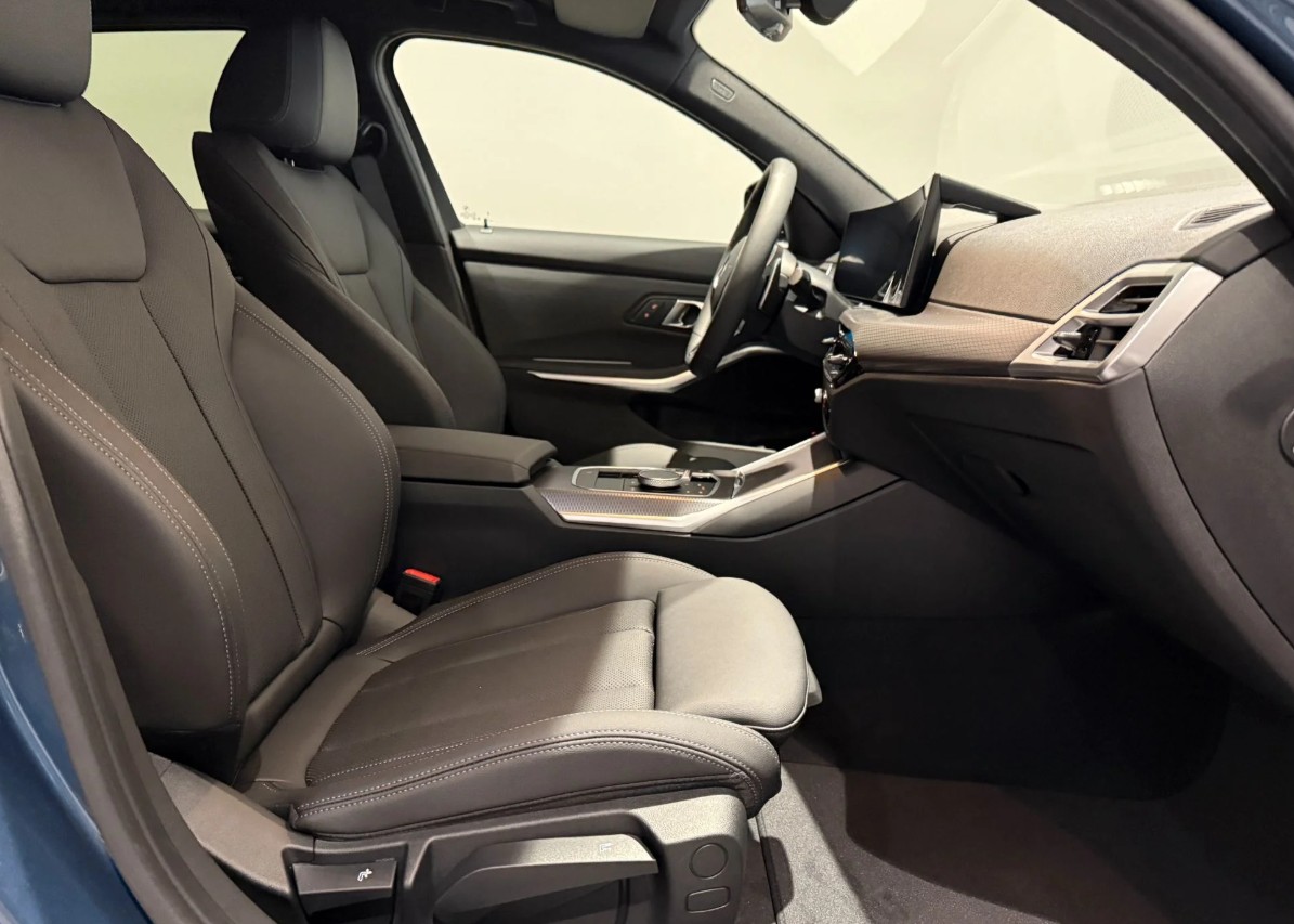 BMW 330e x DriveTouring Steptronic M Sport-showroom-element-2
