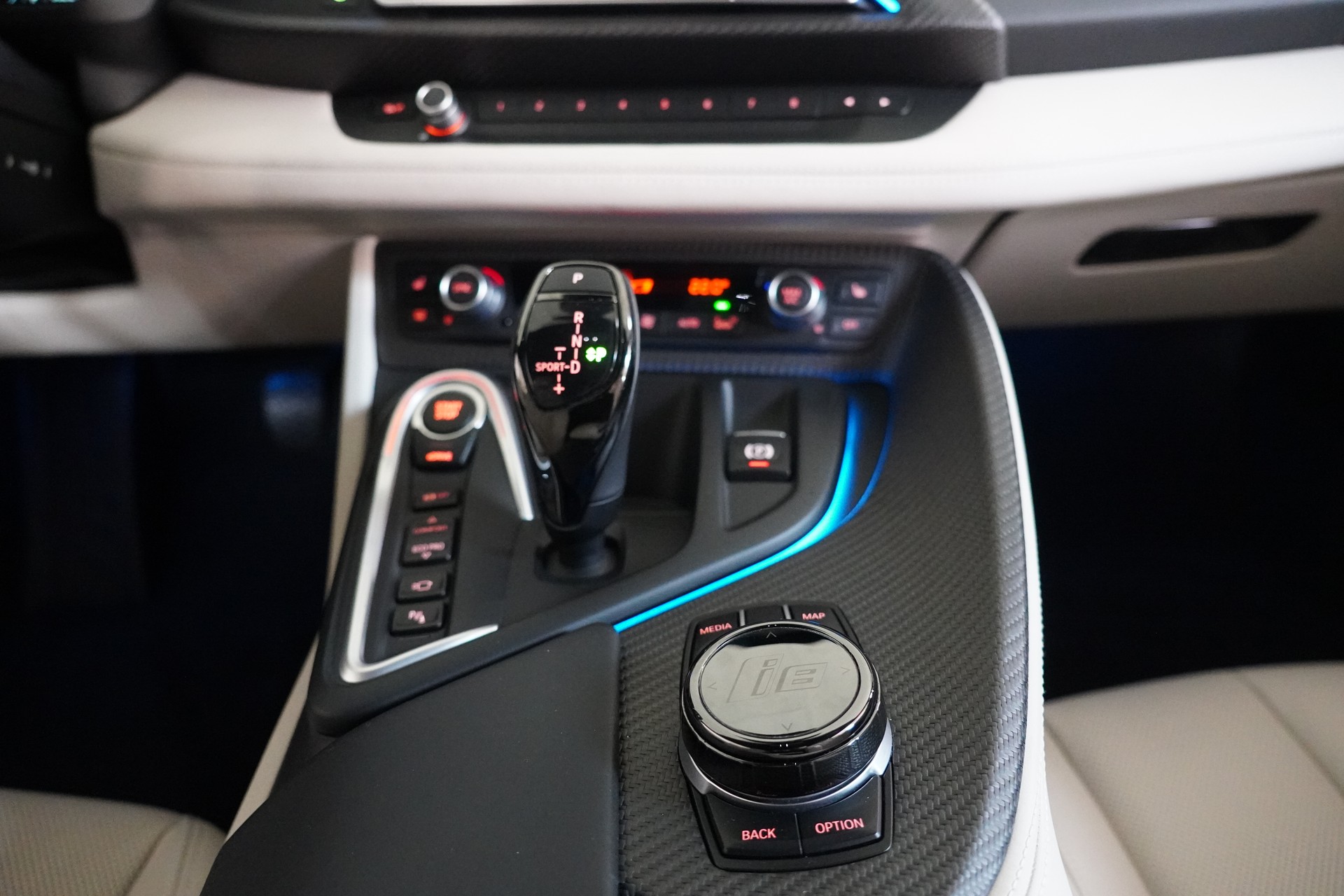 BMW i8 Coupé-image-19