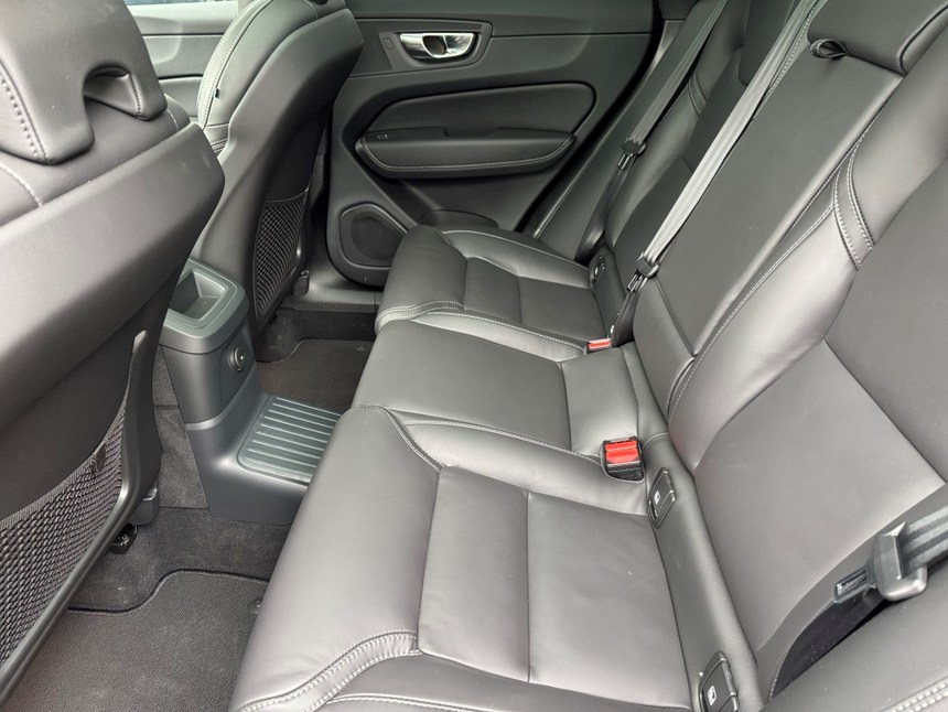 VOLVO XC60 2.0 T6 TE Ultra Bright eAWD-showroom-element-3