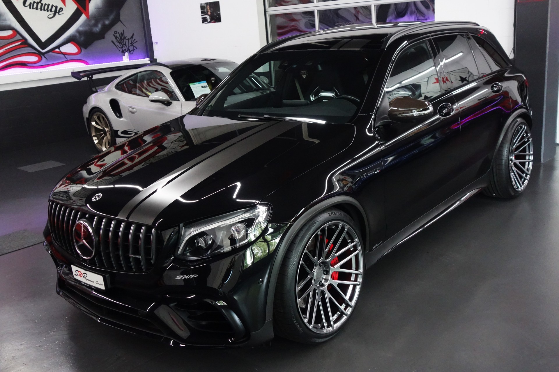 MERCEDES-BENZ GLC 63 S AMG 4MATIC+ 9G-TRONIC BLACK CH-FZ ON TOP 22"-showroom-element-3