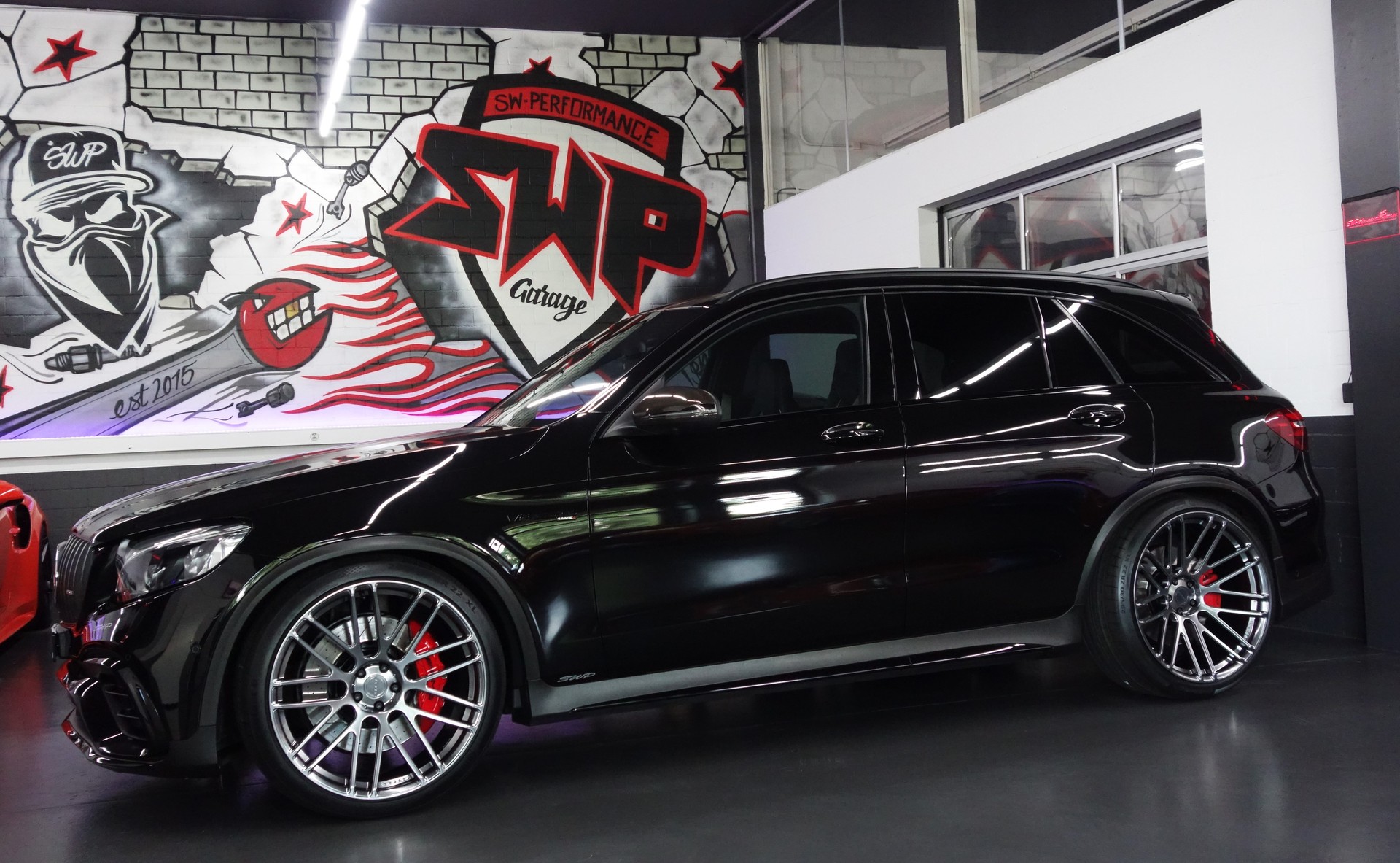 MERCEDES-BENZ GLC 63 S AMG 4MATIC+ 9G-TRONIC BLACK CH-FZ ON TOP 22"-showroom-element-1