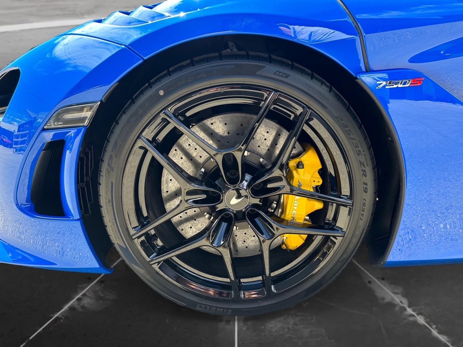McLAREN 750S-image-8