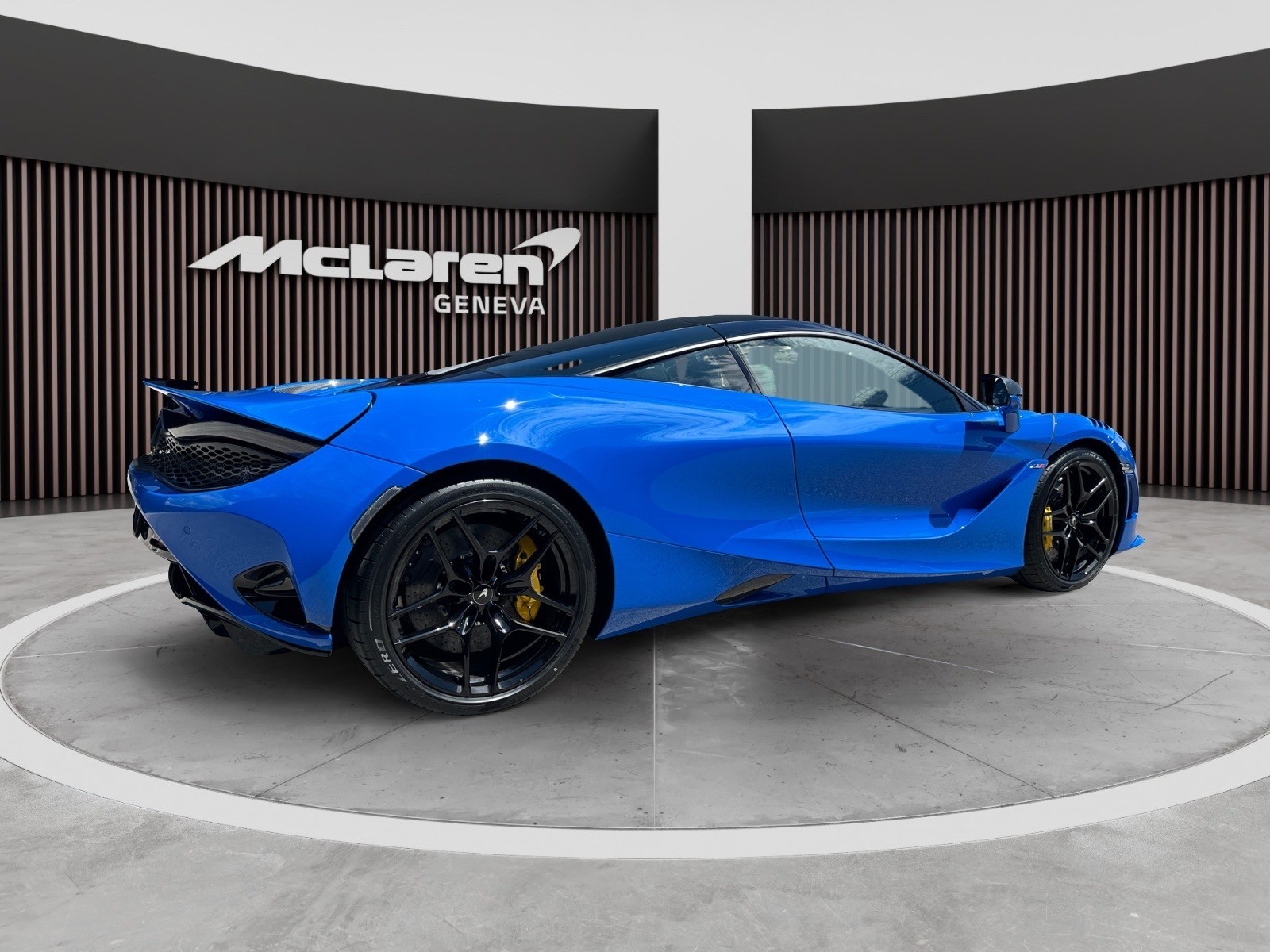 McLAREN 750S-image-4