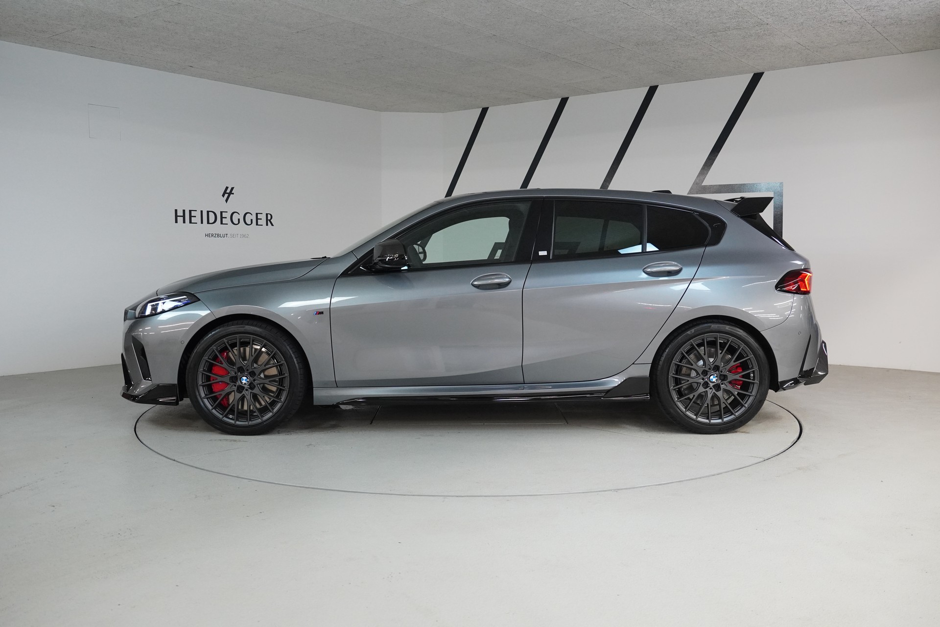 BMW M135 xDrive M Sport Pro 50 Years Edition-showroom-element-3