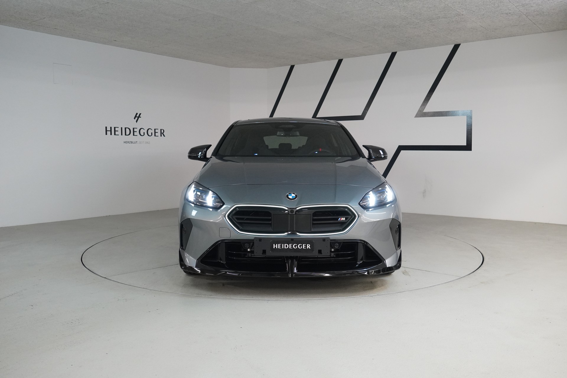BMW M135 xDrive M Sport Pro 50 Years Edition-showroom-element-1