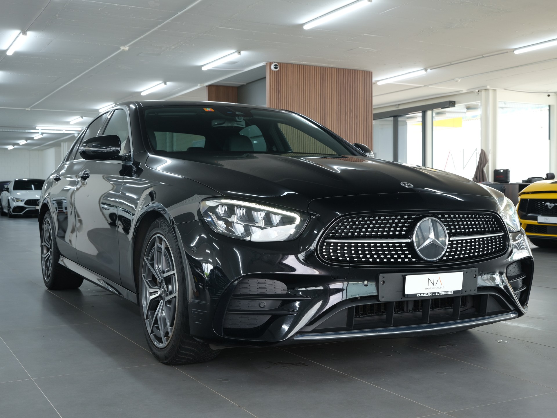 MERCEDES-BENZ E 220 d AMG Line 4Matic 9G-Tronic-showroom-element-1