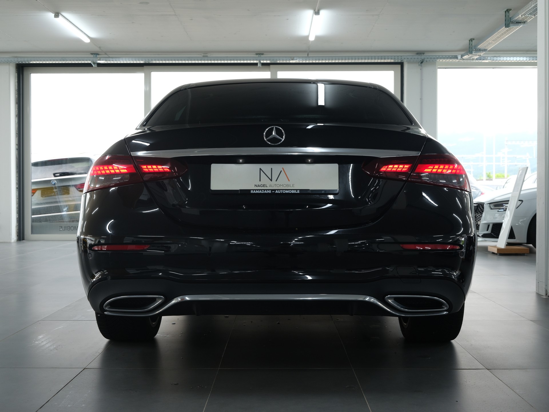 MERCEDES-BENZ E 220 d AMG Line 4Matic 9G-Tronic-showroom-element-3