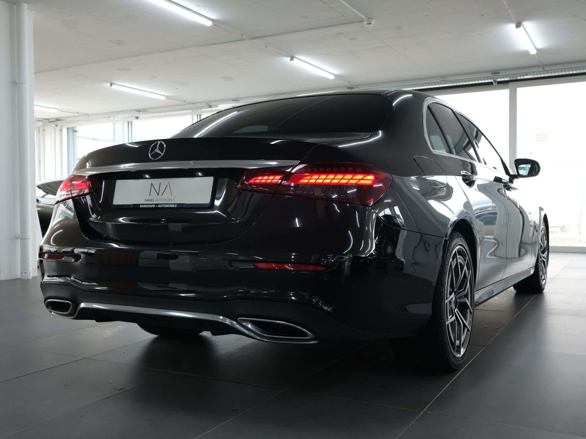 MERCEDES-BENZ E 220 d AMG Line 4Matic 9G-Tronic-showroom-element-2