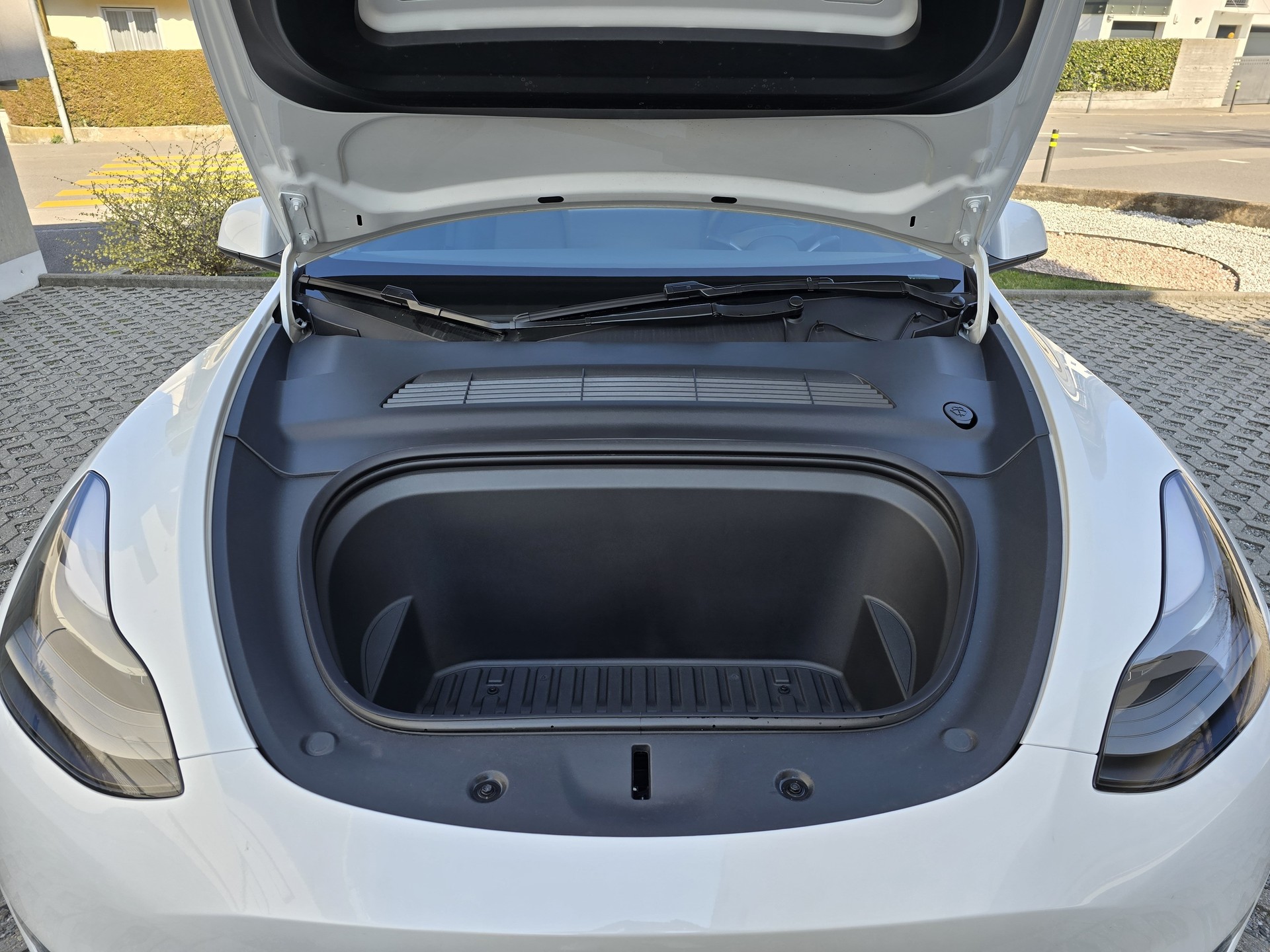 TESLA Model Y Long Range-showroom-element-2