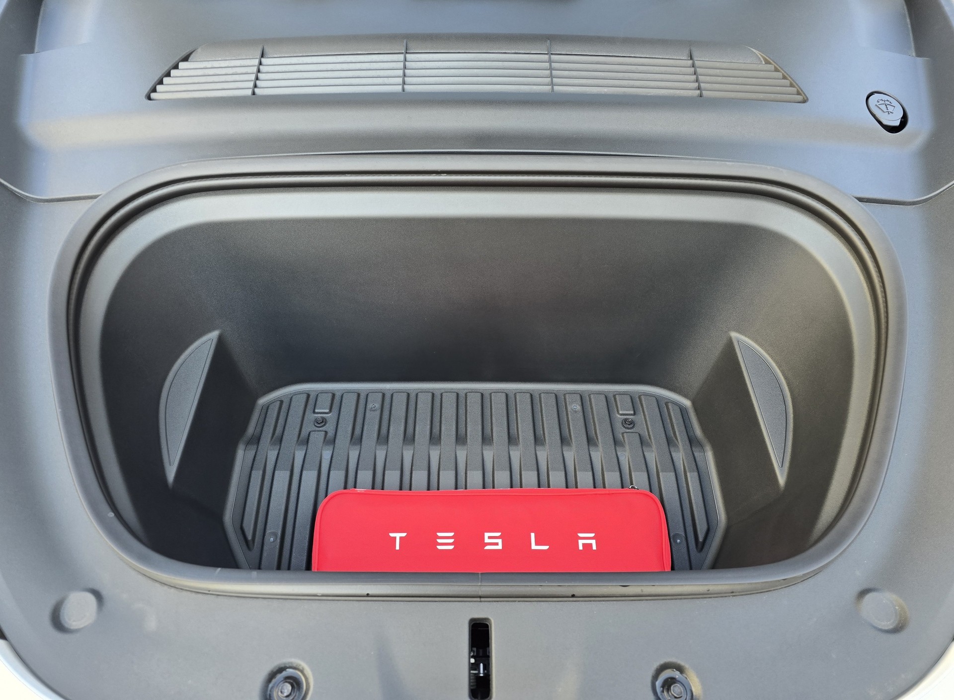 TESLA Model Y Long Range-showroom-element-3