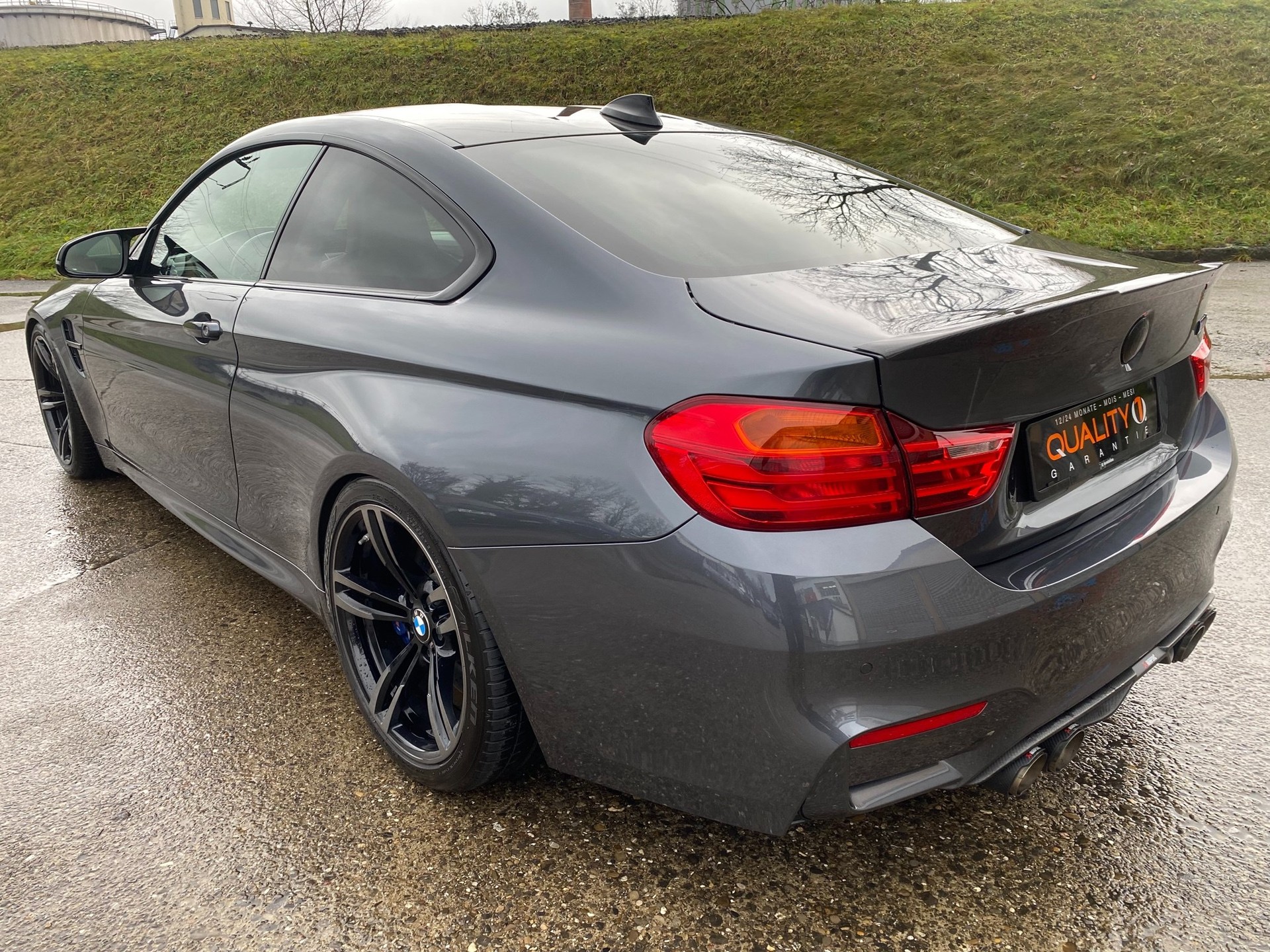 BMW M4 Coupé DKG-showroom-element-2