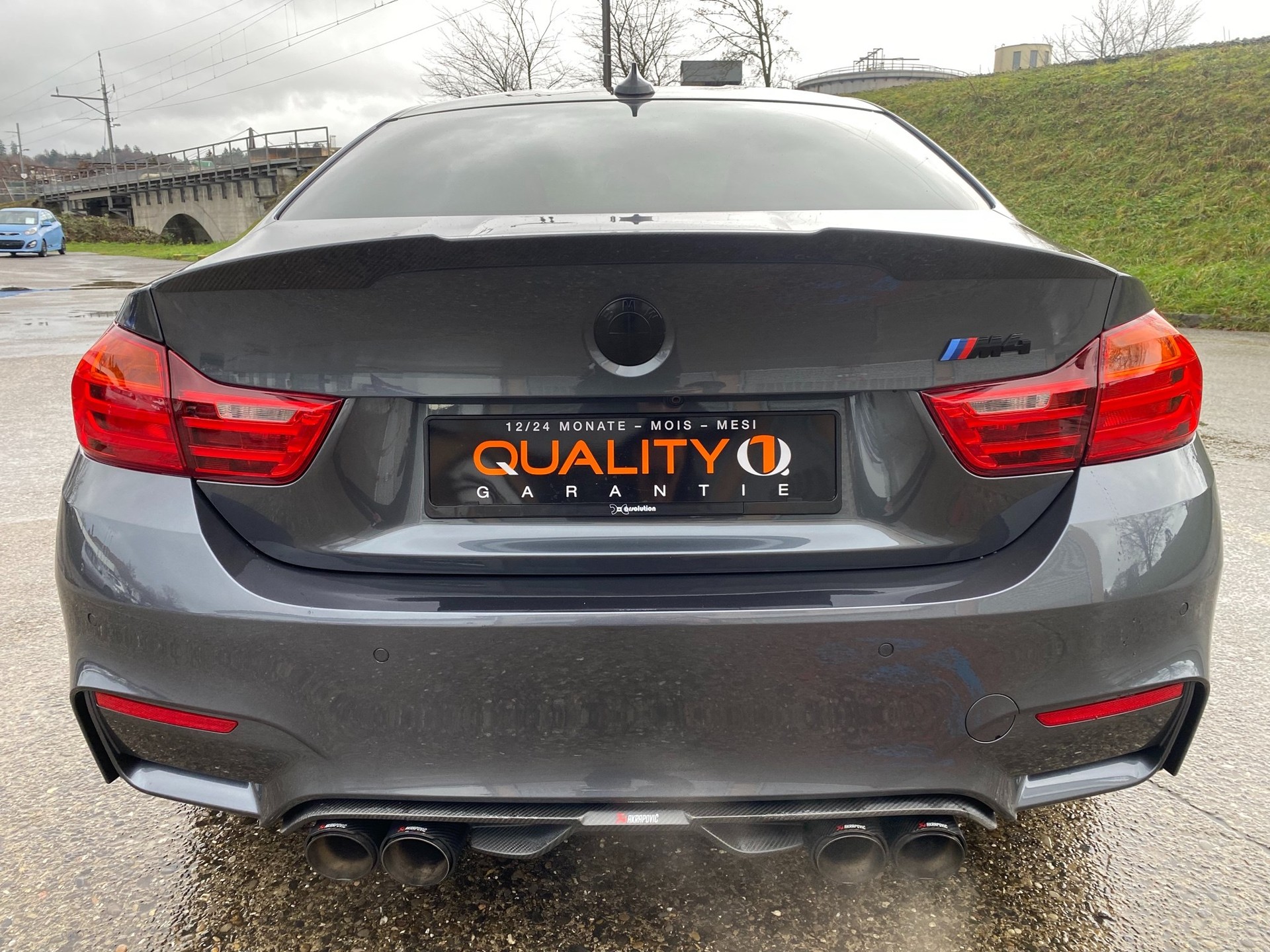 BMW M4 Coupé DKG-showroom-element-3
