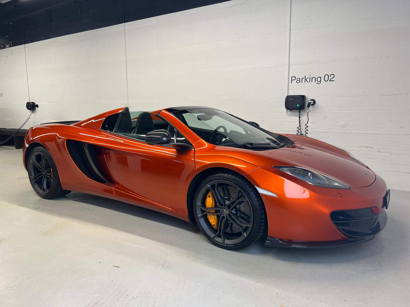 McLAREN 12C-showroom-element-1