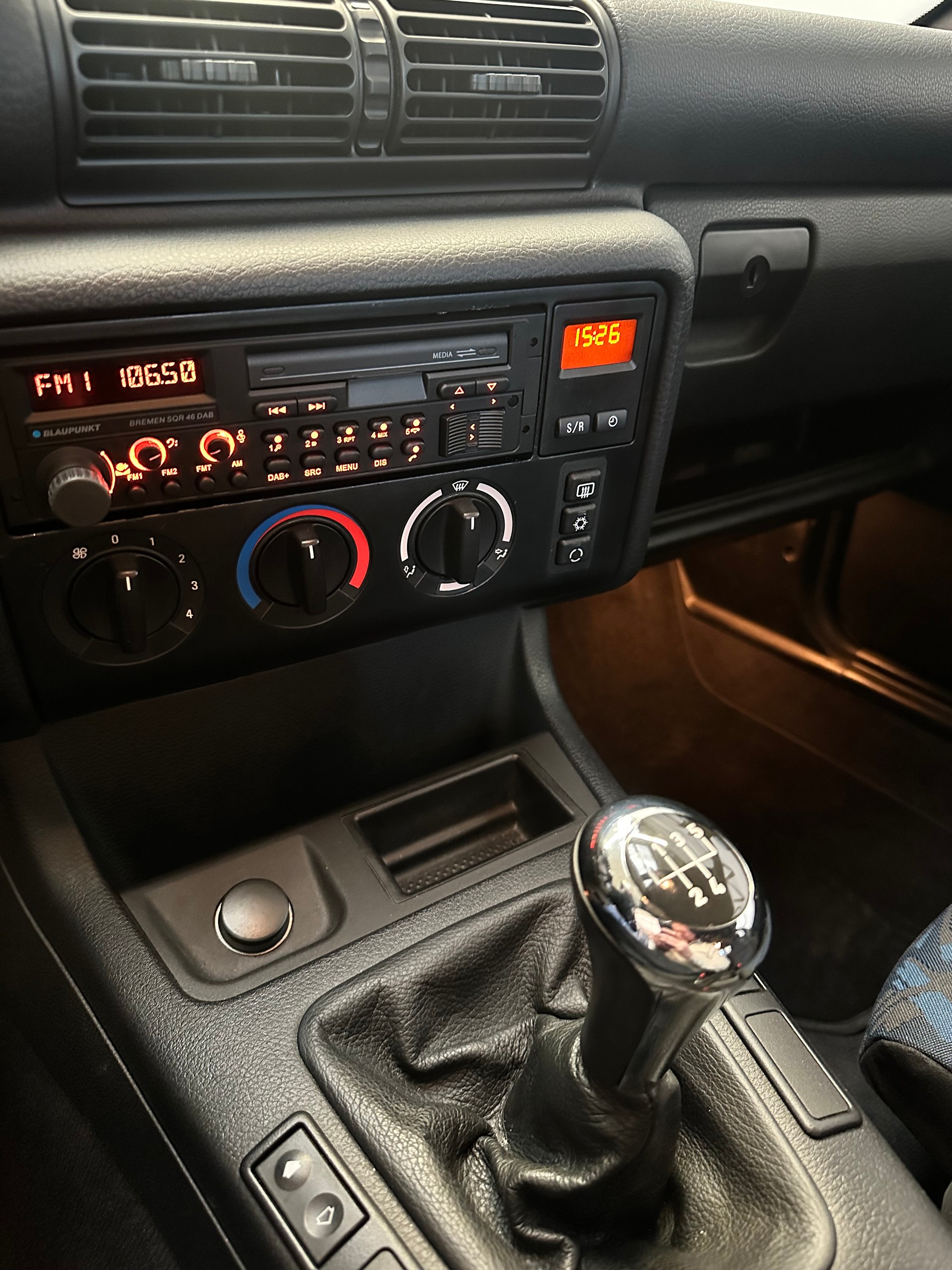 BMW 323ti Compact-image-13