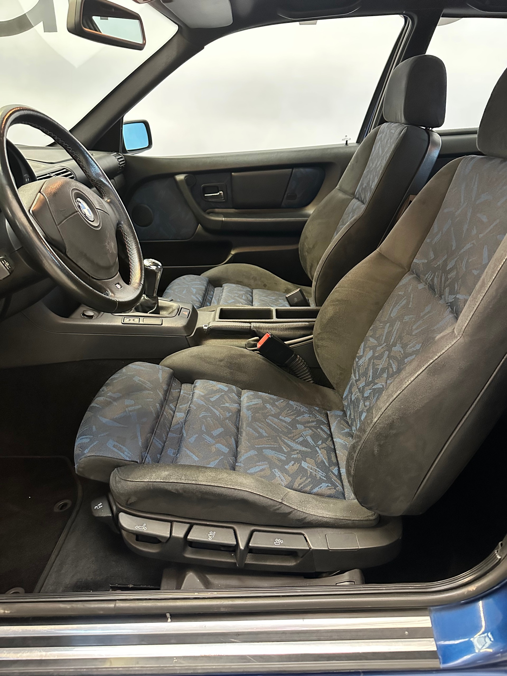 BMW 323ti Compact-image-12