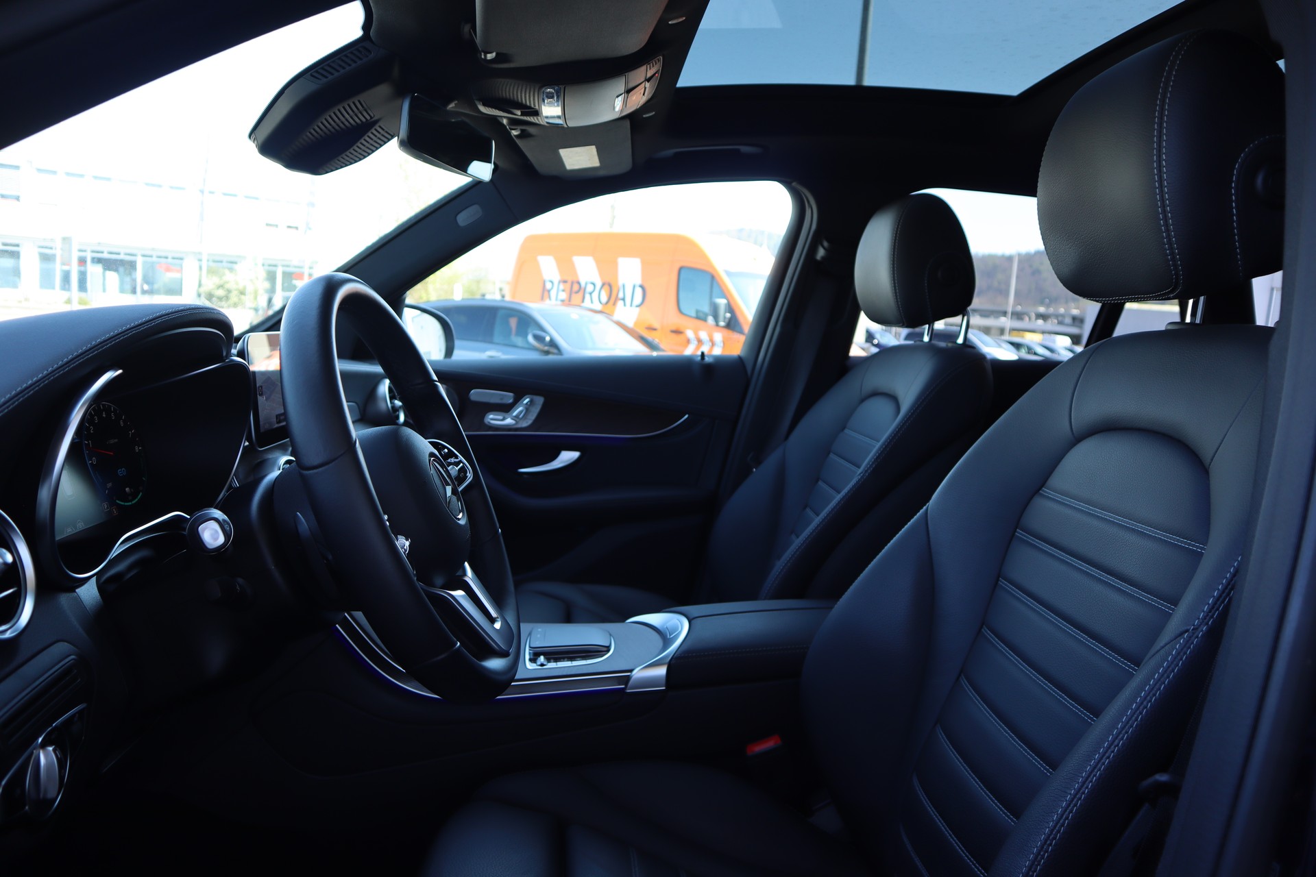 MERCEDES-BENZ GLC 300 e 4Matic 9G-Tronic-showroom-element-3