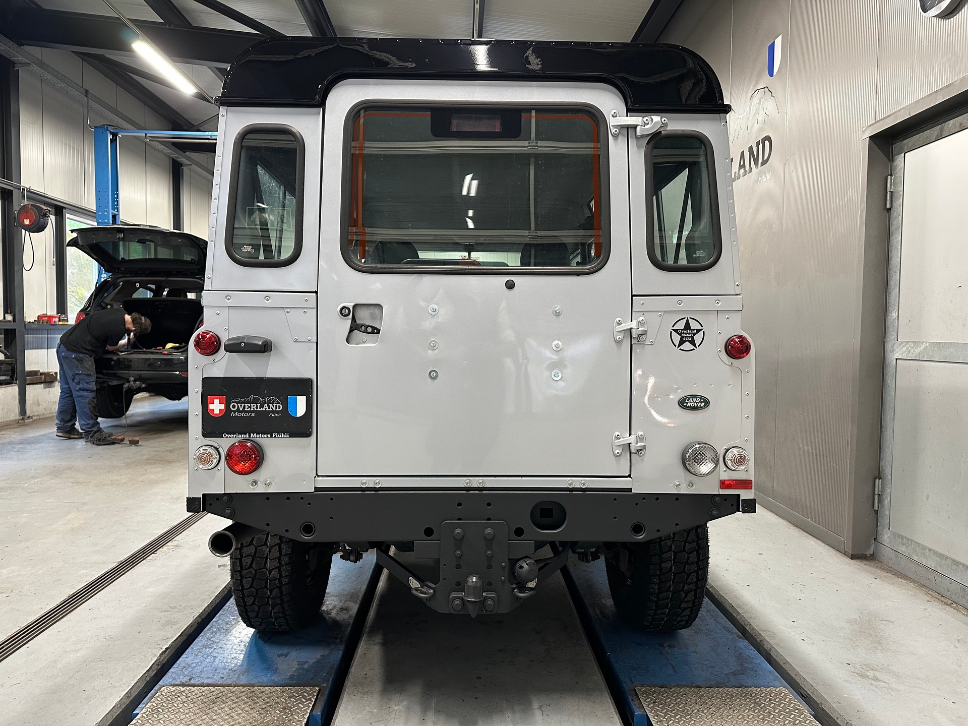 LAND ROVER Defender 110 2.2 TD4 Station Wagon-showroom-element-3