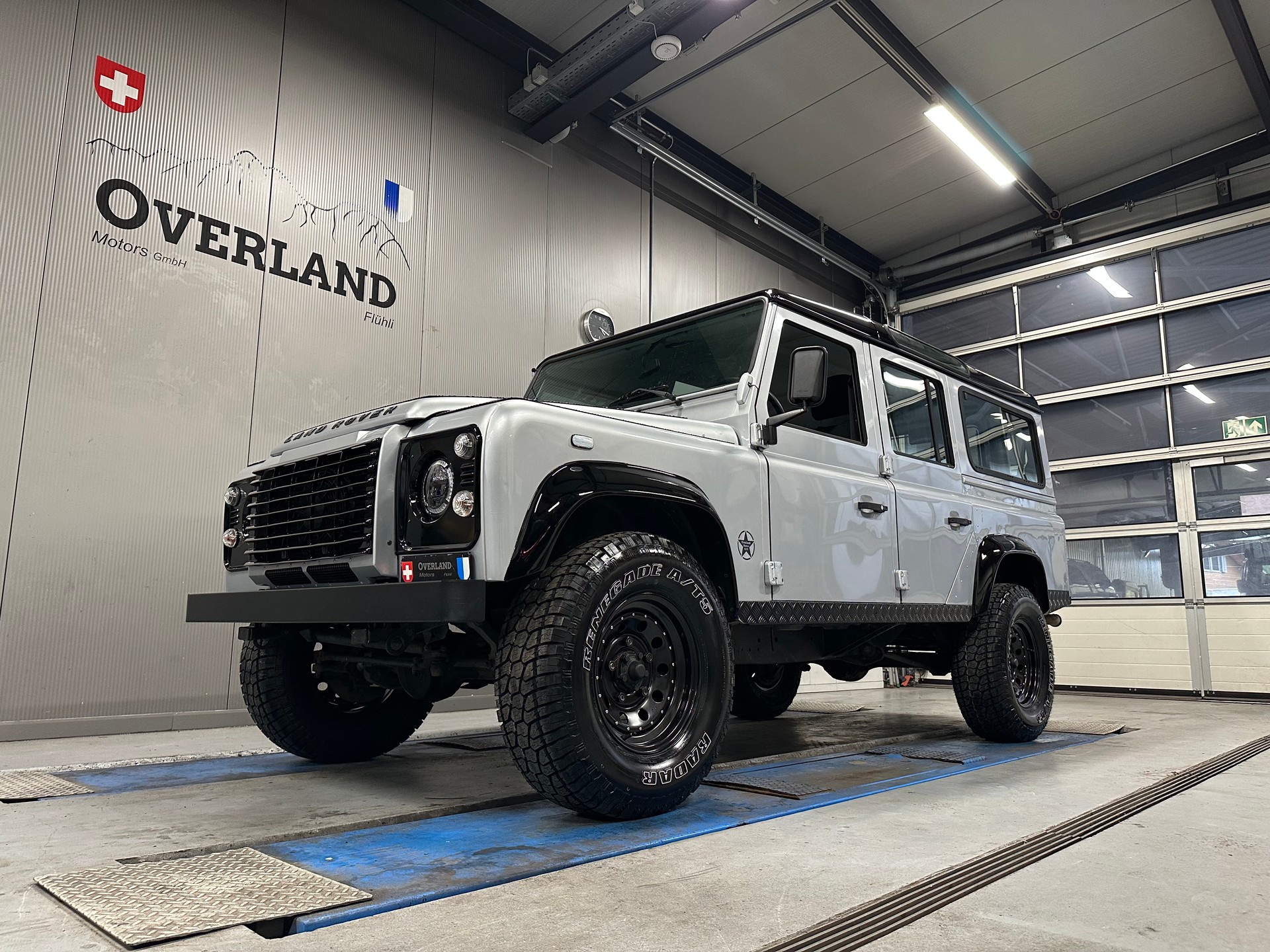 LAND ROVER Defender 110 2.2 TD4 Station Wagon-image-0
