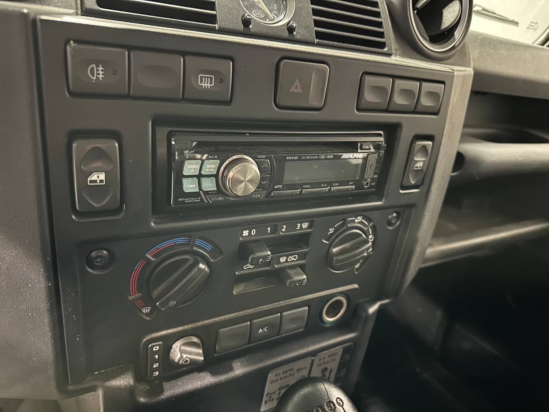 LAND ROVER Defender 110 2.2 TD4 Station Wagon-image-11