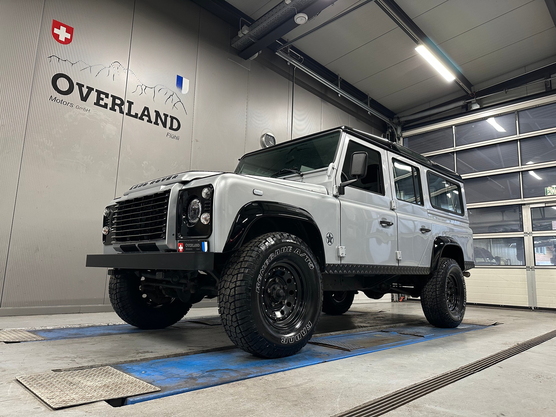 LAND ROVER Defender 110 2.2 TD4 Station Wagon-image-15