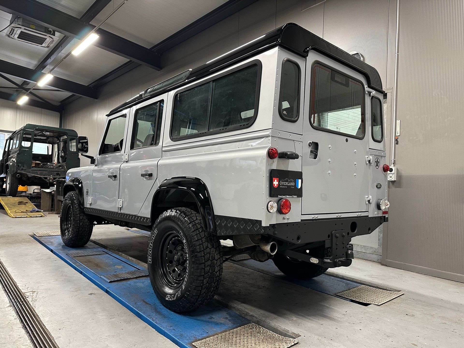 LAND ROVER Defender 110 2.2 TD4 Station Wagon-showroom-element-2