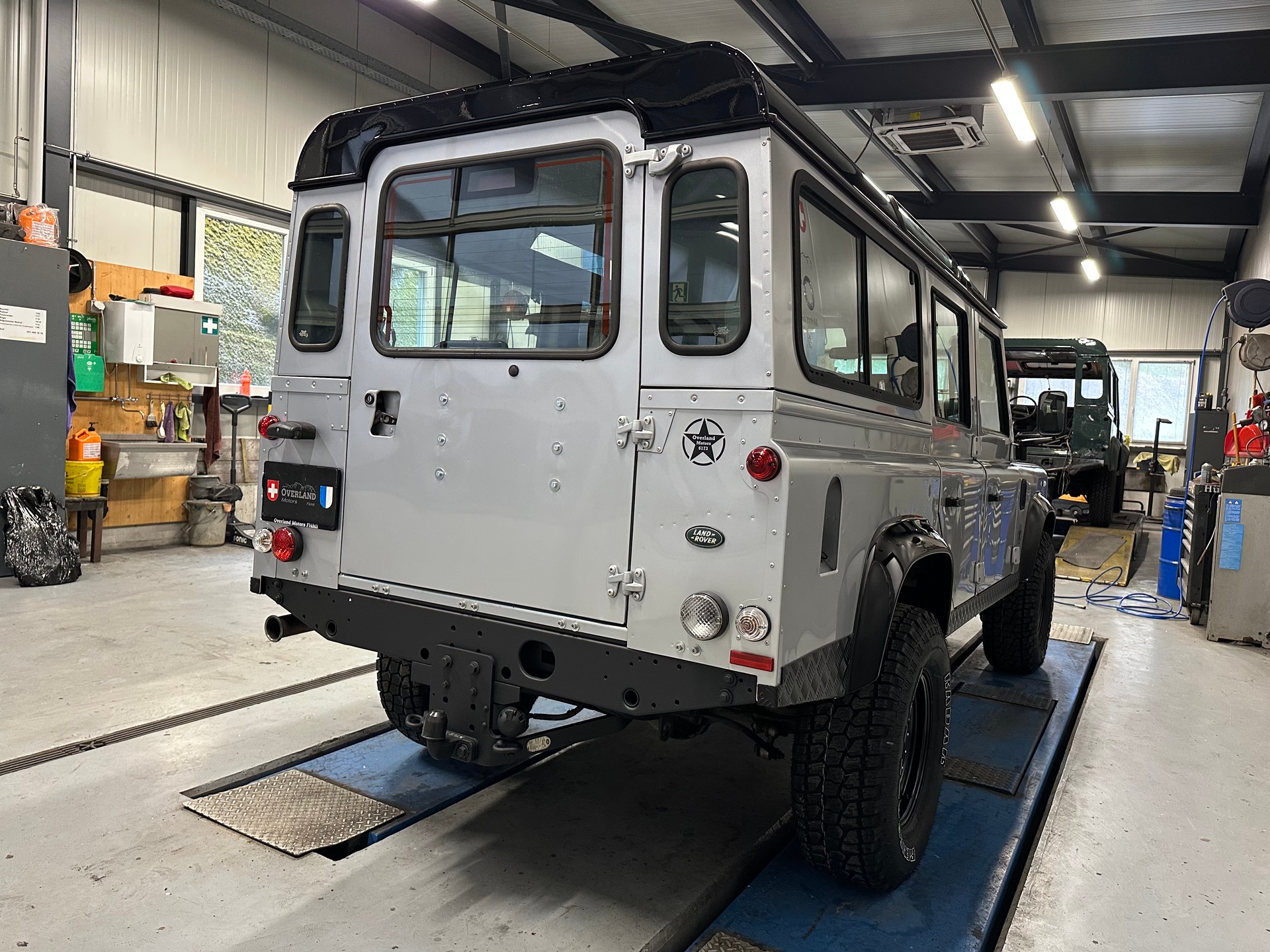 LAND ROVER Defender 110 2.2 TD4 Station Wagon-image-4
