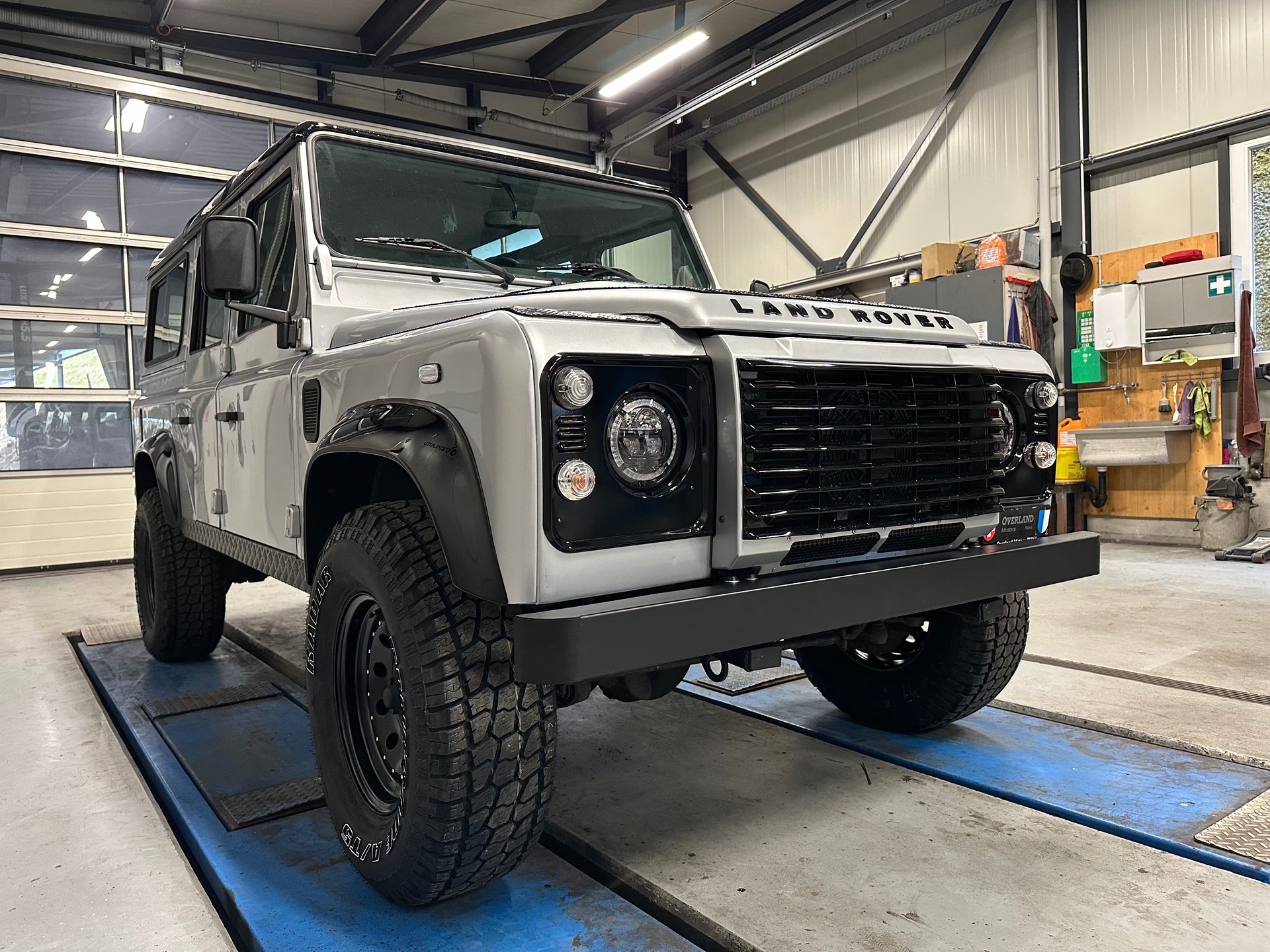 LAND ROVER Defender 110 2.2 TD4 Station Wagon-image-6